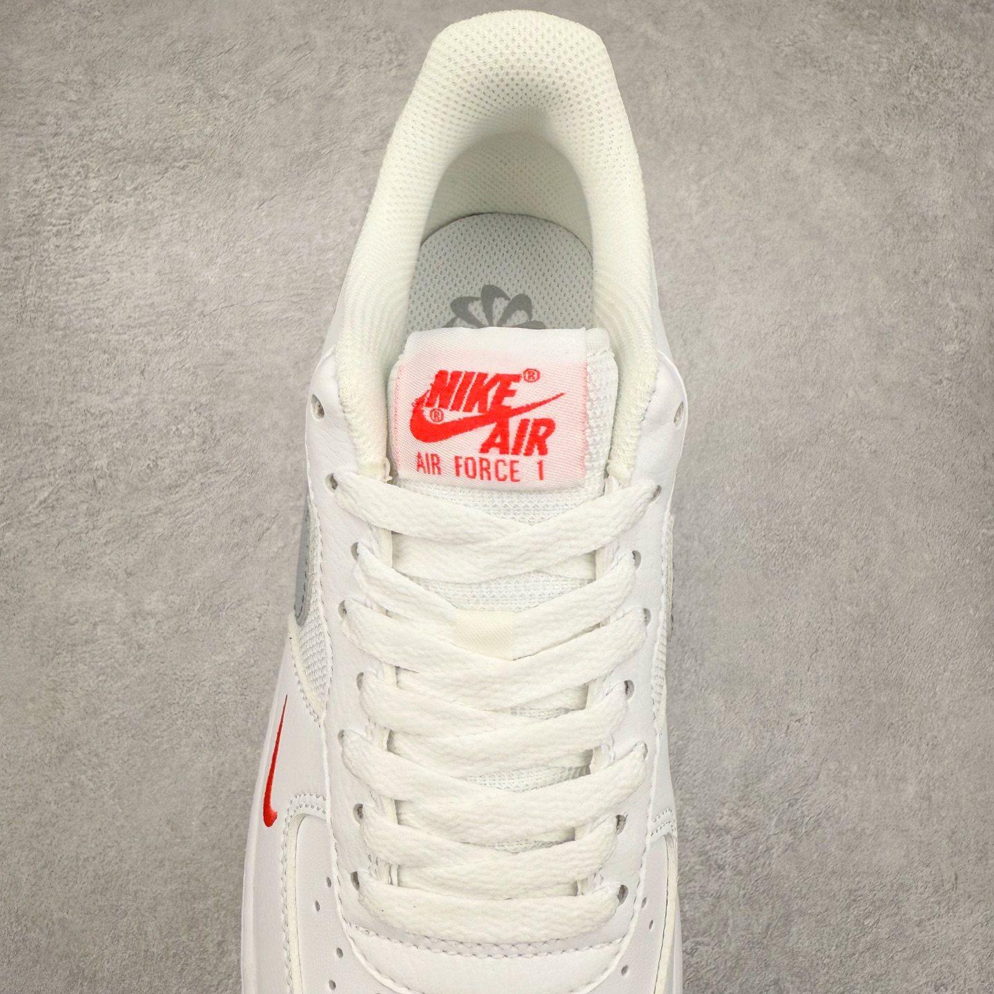 图片[5]-＃XT纯原 NK Air Force 1´07 Low 空军一号低帮百搭休闲运动板鞋 FD9772-100 顶级批次 2022全新楦头鞋型 鱼鳞大底 历时开发三个月 清洁度完美 二维码鞋标 内置芯片及solo气垫 大底高度及其弧度依照正品 钢印 logo刺绣 鞋口弧度 鞋头长度 鞋面冲孔 鞋垫背胶及钢印 完美鞋型对比正品 每一处都是细节满满 柔软、弹性十足的缓震性能和出色的中底设计 横跨复古与现代的外型结合 造就出风靡全球 三十多年的Force 1 直到今天还深受青睐 实拍调校N版已经零色差零失真 百分百还原实物色彩所见即所得 不存在货不对板色差等低级问题 选购参考实物拍摄 不混卖不参货 只用心做好货严格选品 承诺混一赔十 尺码：36 36.5 37.5 38 38.5 39 40 40.5 41 42 42.5 43 44 44.5 45-选品中心