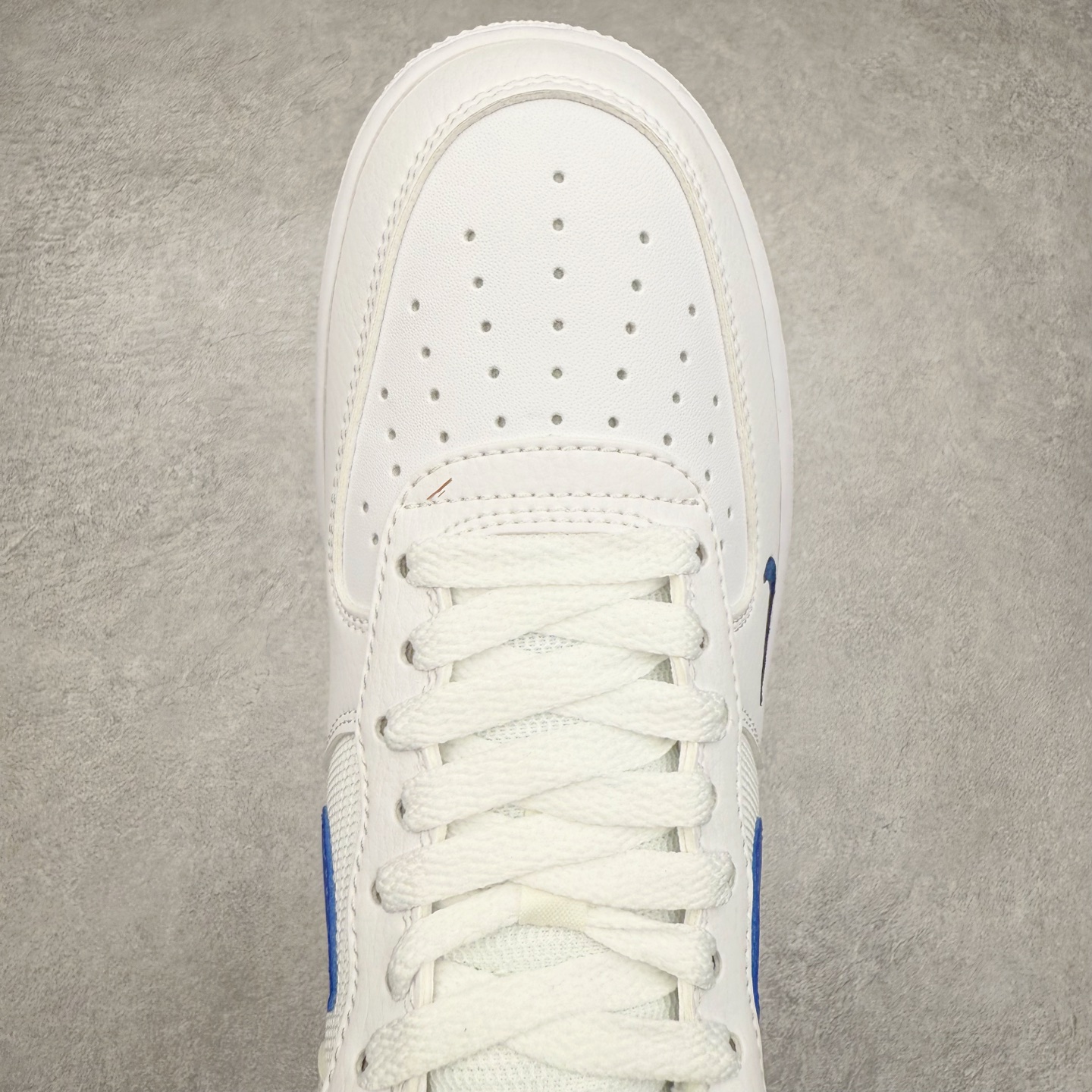 图片[4]-＃XT纯原 NK Air Force 1´07 Low 空军一号低帮百搭休闲运动板鞋 FN3875-100 顶级批次 2022全新楦头鞋型 鱼鳞大底 历时开发三个月 清洁度完美 二维码鞋标 内置芯片及solo气垫 大底高度及其弧度依照正品 钢印 logo刺绣 鞋口弧度 鞋头长度 鞋面冲孔 鞋垫背胶及钢印 完美鞋型对比正品 每一处都是细节满满 柔软、弹性十足的缓震性能和出色的中底设计 横跨复古与现代的外型结合 造就出风靡全球 三十多年的Force 1 直到今天还深受青睐 实拍调校N版已经零色差零失真 百分百还原实物色彩所见即所得 不存在货不对板色差等低级问题 选购参考实物拍摄 不混卖不参货 只用心做好货严格选品 承诺混一赔十 尺码：36 36.5 37.5 38 38.5 39 40 40.5 41 42 42.5 43 44 44.5 45-选品中心