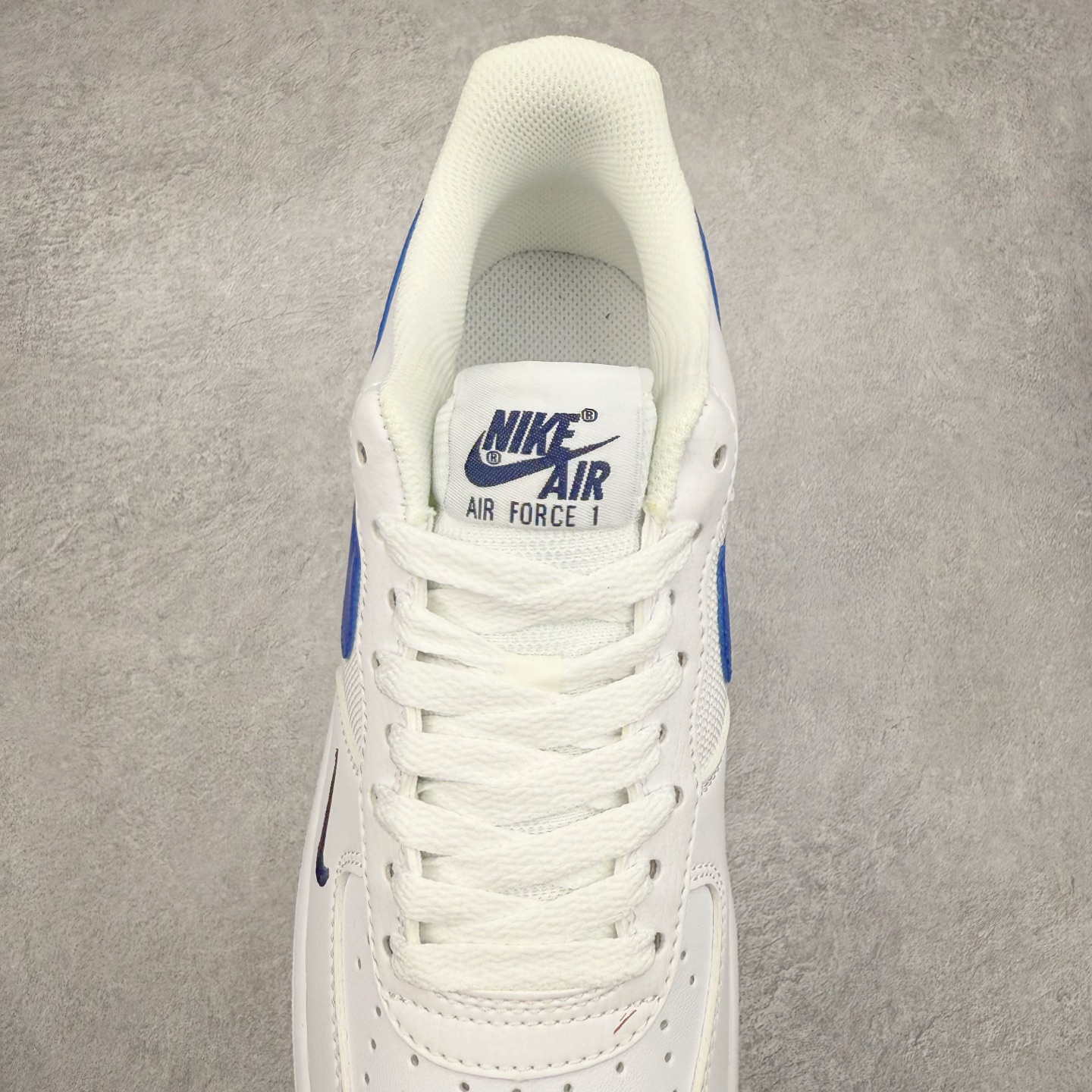 图片[5]-＃XT纯原 NK Air Force 1´07 Low 空军一号低帮百搭休闲运动板鞋 FN3875-100 顶级批次 2022全新楦头鞋型 鱼鳞大底 历时开发三个月 清洁度完美 二维码鞋标 内置芯片及solo气垫 大底高度及其弧度依照正品 钢印 logo刺绣 鞋口弧度 鞋头长度 鞋面冲孔 鞋垫背胶及钢印 完美鞋型对比正品 每一处都是细节满满 柔软、弹性十足的缓震性能和出色的中底设计 横跨复古与现代的外型结合 造就出风靡全球 三十多年的Force 1 直到今天还深受青睐 实拍调校N版已经零色差零失真 百分百还原实物色彩所见即所得 不存在货不对板色差等低级问题 选购参考实物拍摄 不混卖不参货 只用心做好货严格选品 承诺混一赔十 尺码：36 36.5 37.5 38 38.5 39 40 40.5 41 42 42.5 43 44 44.5 45-选品中心