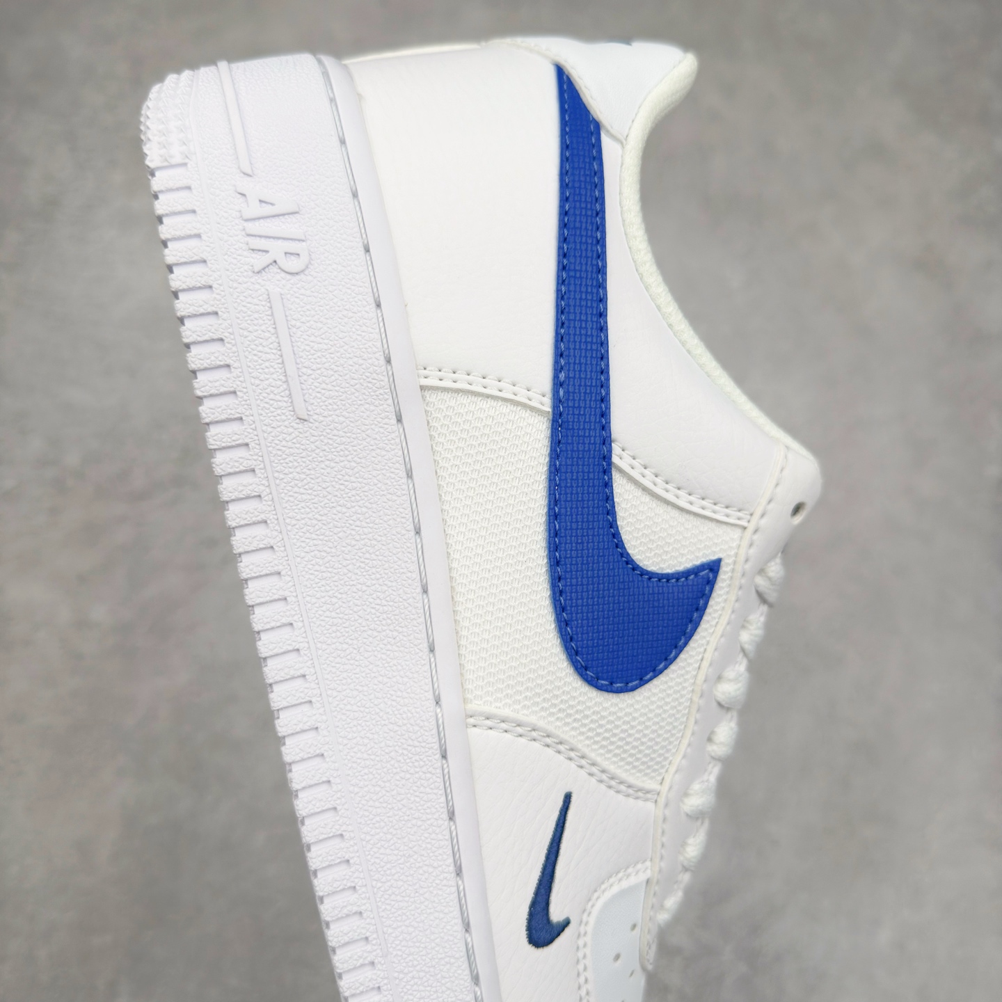 图片[6]-＃XT纯原 NK Air Force 1´07 Low 空军一号低帮百搭休闲运动板鞋 FN3875-100 顶级批次 2022全新楦头鞋型 鱼鳞大底 历时开发三个月 清洁度完美 二维码鞋标 内置芯片及solo气垫 大底高度及其弧度依照正品 钢印 logo刺绣 鞋口弧度 鞋头长度 鞋面冲孔 鞋垫背胶及钢印 完美鞋型对比正品 每一处都是细节满满 柔软、弹性十足的缓震性能和出色的中底设计 横跨复古与现代的外型结合 造就出风靡全球 三十多年的Force 1 直到今天还深受青睐 实拍调校N版已经零色差零失真 百分百还原实物色彩所见即所得 不存在货不对板色差等低级问题 选购参考实物拍摄 不混卖不参货 只用心做好货严格选品 承诺混一赔十 尺码：36 36.5 37.5 38 38.5 39 40 40.5 41 42 42.5 43 44 44.5 45-选品中心