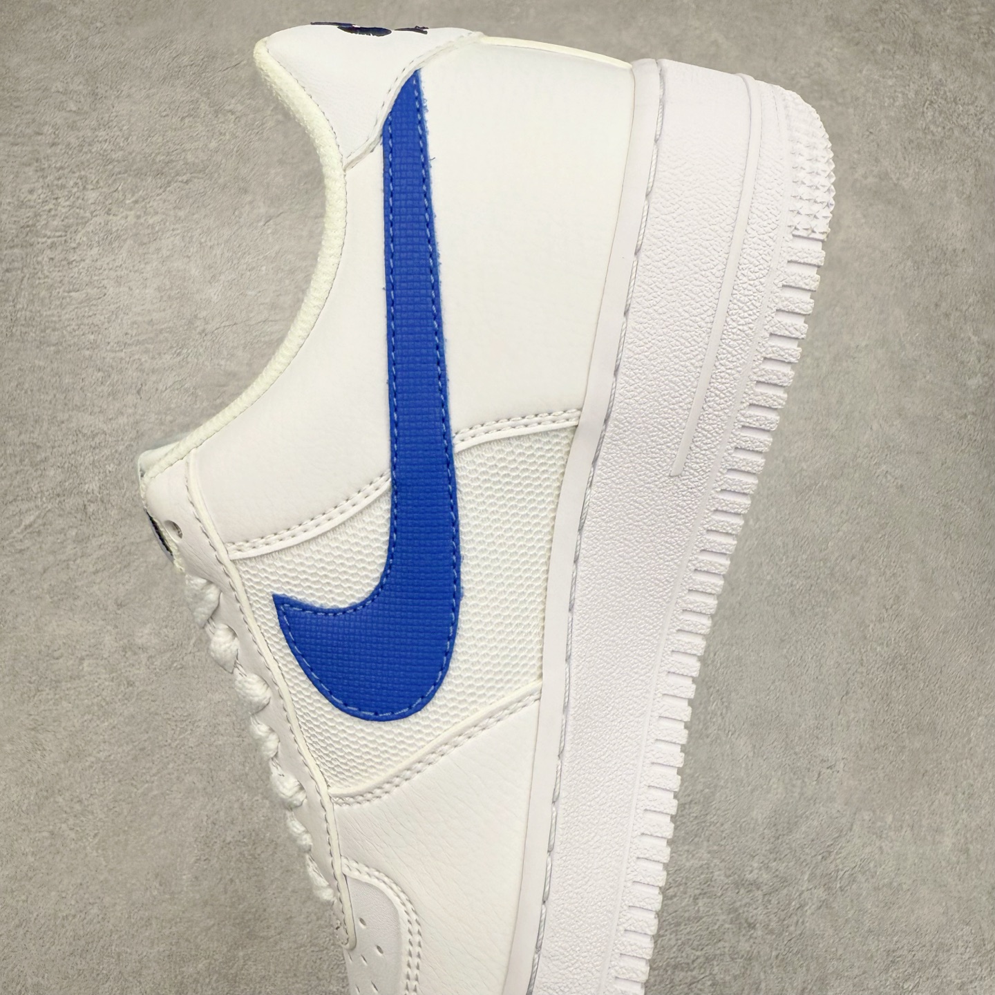 图片[7]-＃XT纯原 NK Air Force 1´07 Low 空军一号低帮百搭休闲运动板鞋 FN3875-100 顶级批次 2022全新楦头鞋型 鱼鳞大底 历时开发三个月 清洁度完美 二维码鞋标 内置芯片及solo气垫 大底高度及其弧度依照正品 钢印 logo刺绣 鞋口弧度 鞋头长度 鞋面冲孔 鞋垫背胶及钢印 完美鞋型对比正品 每一处都是细节满满 柔软、弹性十足的缓震性能和出色的中底设计 横跨复古与现代的外型结合 造就出风靡全球 三十多年的Force 1 直到今天还深受青睐 实拍调校N版已经零色差零失真 百分百还原实物色彩所见即所得 不存在货不对板色差等低级问题 选购参考实物拍摄 不混卖不参货 只用心做好货严格选品 承诺混一赔十 尺码：36 36.5 37.5 38 38.5 39 40 40.5 41 42 42.5 43 44 44.5 45-选品中心