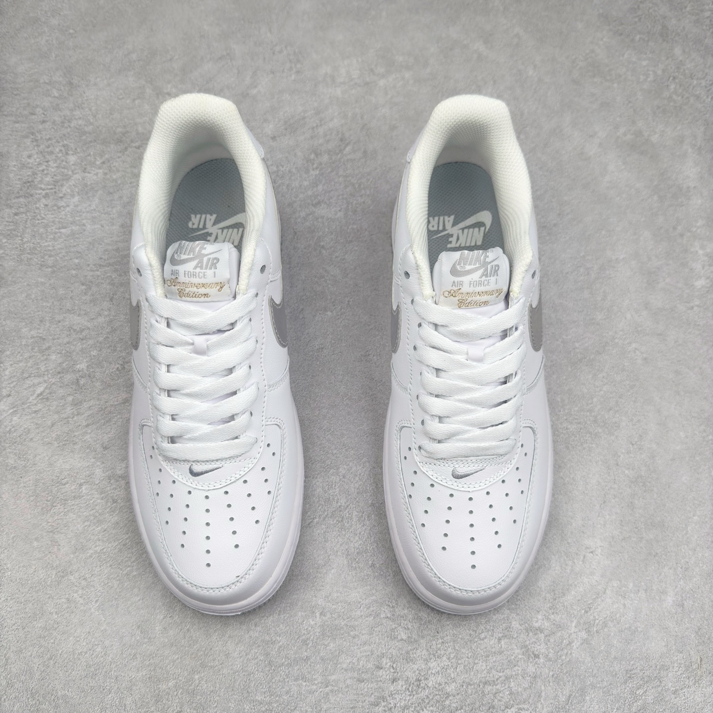 图片[2]-＃XT纯原 NK Air Force 1´07 Low 空军一号低帮百搭休闲运动板鞋 DZ6755-100 顶级批次 2022全新楦头鞋型 鱼鳞大底 历时开发三个月 清洁度完美 二维码鞋标 内置芯片及solo气垫 大底高度及其弧度依照正品 钢印 logo刺绣 鞋口弧度 鞋头长度 鞋面冲孔 鞋垫背胶及钢印 完美鞋型对比正品 每一处都是细节满满 柔软、弹性十足的缓震性能和出色的中底设计 横跨复古与现代的外型结合 造就出风靡全球 三十多年的Force 1 直到今天还深受青睐 实拍调校N版已经零色差零失真 百分百还原实物色彩所见即所得 不存在货不对板色差等低级问题 选购参考实物拍摄 不混卖不参货 只用心做好货严格选品 承诺混一赔十 尺码：36 36.5 37.5 38 38.5 39 40 40.5 41 42 42.5 43 44 44.5 45-选品中心