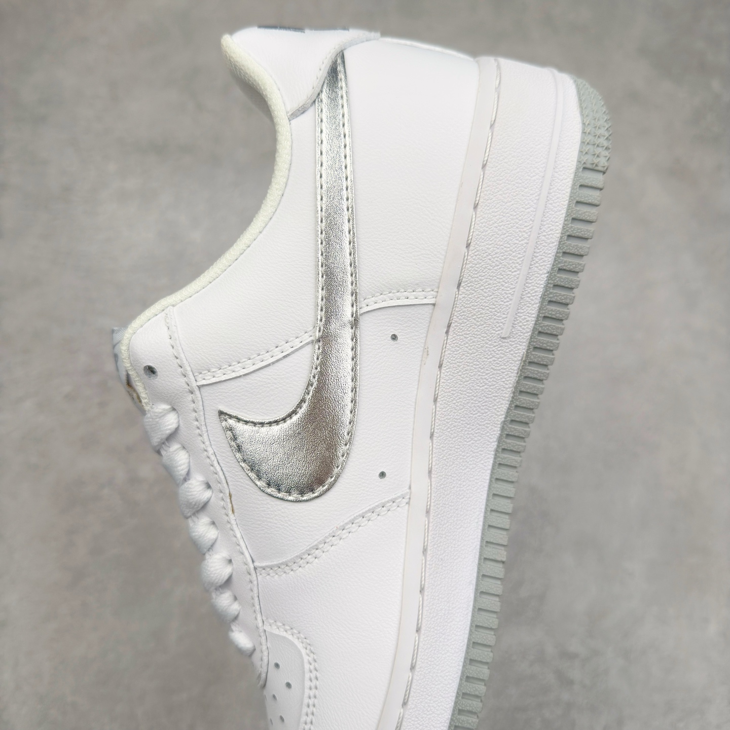 图片[7]-＃XT纯原 NK Air Force 1´07 Low 空军一号低帮百搭休闲运动板鞋 DZ6755-100 顶级批次 2022全新楦头鞋型 鱼鳞大底 历时开发三个月 清洁度完美 二维码鞋标 内置芯片及solo气垫 大底高度及其弧度依照正品 钢印 logo刺绣 鞋口弧度 鞋头长度 鞋面冲孔 鞋垫背胶及钢印 完美鞋型对比正品 每一处都是细节满满 柔软、弹性十足的缓震性能和出色的中底设计 横跨复古与现代的外型结合 造就出风靡全球 三十多年的Force 1 直到今天还深受青睐 实拍调校N版已经零色差零失真 百分百还原实物色彩所见即所得 不存在货不对板色差等低级问题 选购参考实物拍摄 不混卖不参货 只用心做好货严格选品 承诺混一赔十 尺码：36 36.5 37.5 38 38.5 39 40 40.5 41 42 42.5 43 44 44.5 45-选品中心