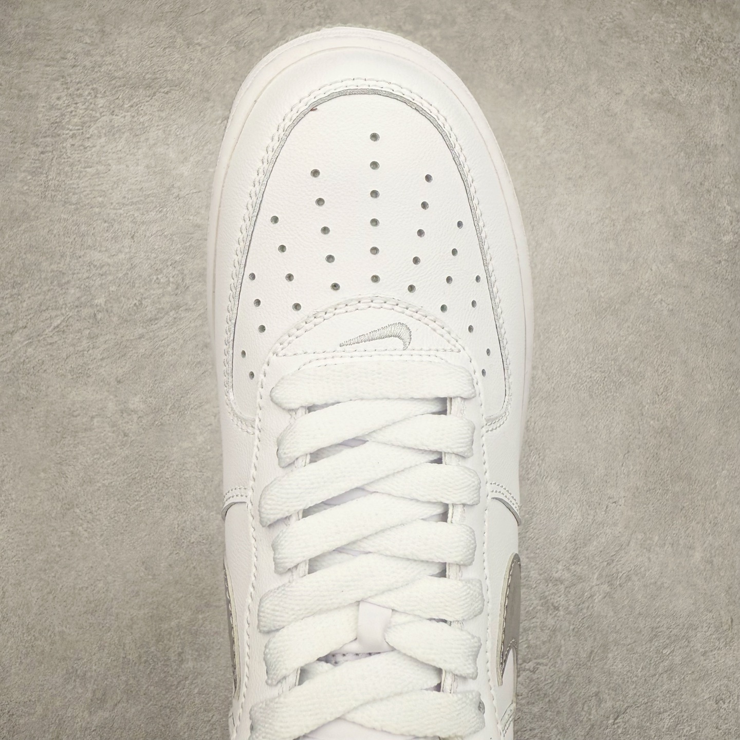 图片[4]-＃XT纯原 NK Air Force 1´07 Low 空军一号低帮百搭休闲运动板鞋 DZ6755-100 顶级批次 2022全新楦头鞋型 鱼鳞大底 历时开发三个月 清洁度完美 二维码鞋标 内置芯片及solo气垫 大底高度及其弧度依照正品 钢印 logo刺绣 鞋口弧度 鞋头长度 鞋面冲孔 鞋垫背胶及钢印 完美鞋型对比正品 每一处都是细节满满 柔软、弹性十足的缓震性能和出色的中底设计 横跨复古与现代的外型结合 造就出风靡全球 三十多年的Force 1 直到今天还深受青睐 实拍调校N版已经零色差零失真 百分百还原实物色彩所见即所得 不存在货不对板色差等低级问题 选购参考实物拍摄 不混卖不参货 只用心做好货严格选品 承诺混一赔十 尺码：36 36.5 37.5 38 38.5 39 40 40.5 41 42 42.5 43 44 44.5 45-选品中心