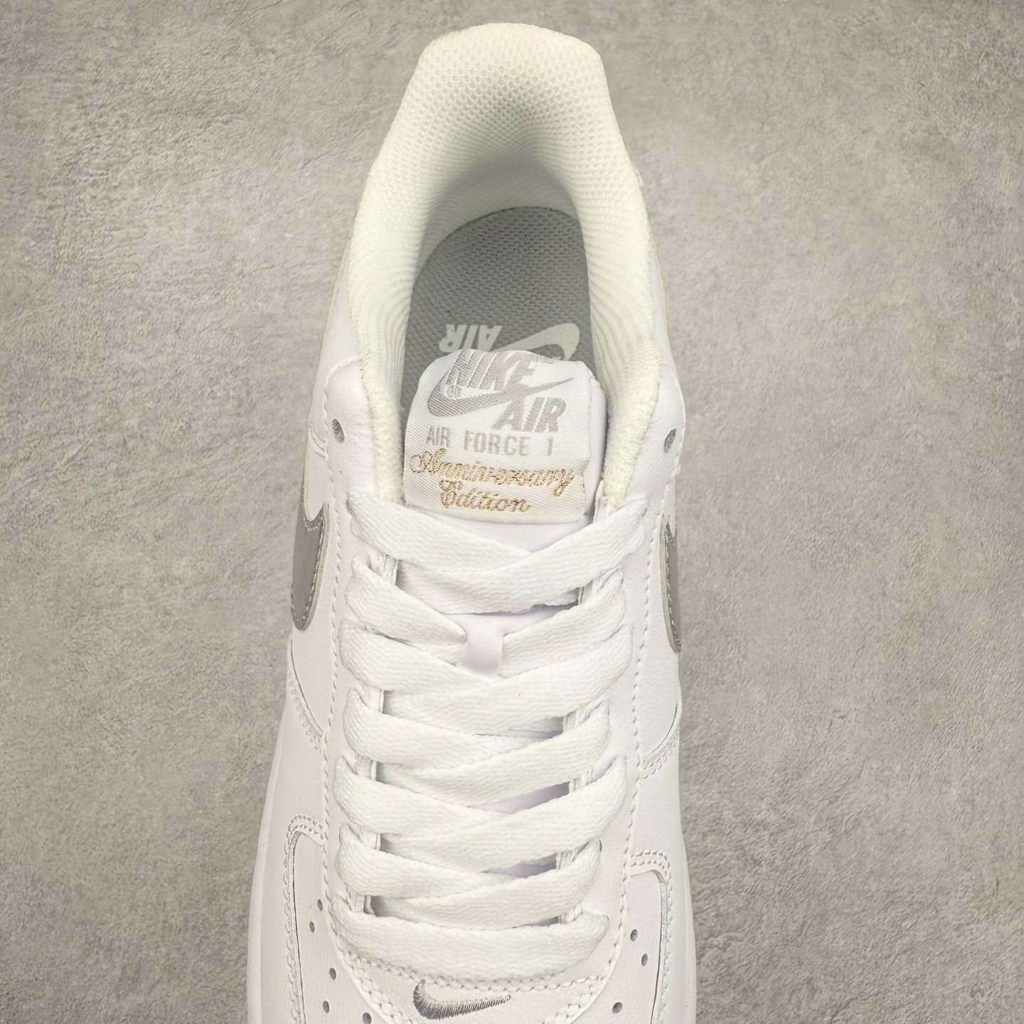 图片[5]-＃XT纯原 NK Air Force 1´07 Low 空军一号低帮百搭休闲运动板鞋 DZ6755-100 顶级批次 2022全新楦头鞋型 鱼鳞大底 历时开发三个月 清洁度完美 二维码鞋标 内置芯片及solo气垫 大底高度及其弧度依照正品 钢印 logo刺绣 鞋口弧度 鞋头长度 鞋面冲孔 鞋垫背胶及钢印 完美鞋型对比正品 每一处都是细节满满 柔软、弹性十足的缓震性能和出色的中底设计 横跨复古与现代的外型结合 造就出风靡全球 三十多年的Force 1 直到今天还深受青睐 实拍调校N版已经零色差零失真 百分百还原实物色彩所见即所得 不存在货不对板色差等低级问题 选购参考实物拍摄 不混卖不参货 只用心做好货严格选品 承诺混一赔十 尺码：36 36.5 37.5 38 38.5 39 40 40.5 41 42 42.5 43 44 44.5 45-选品中心