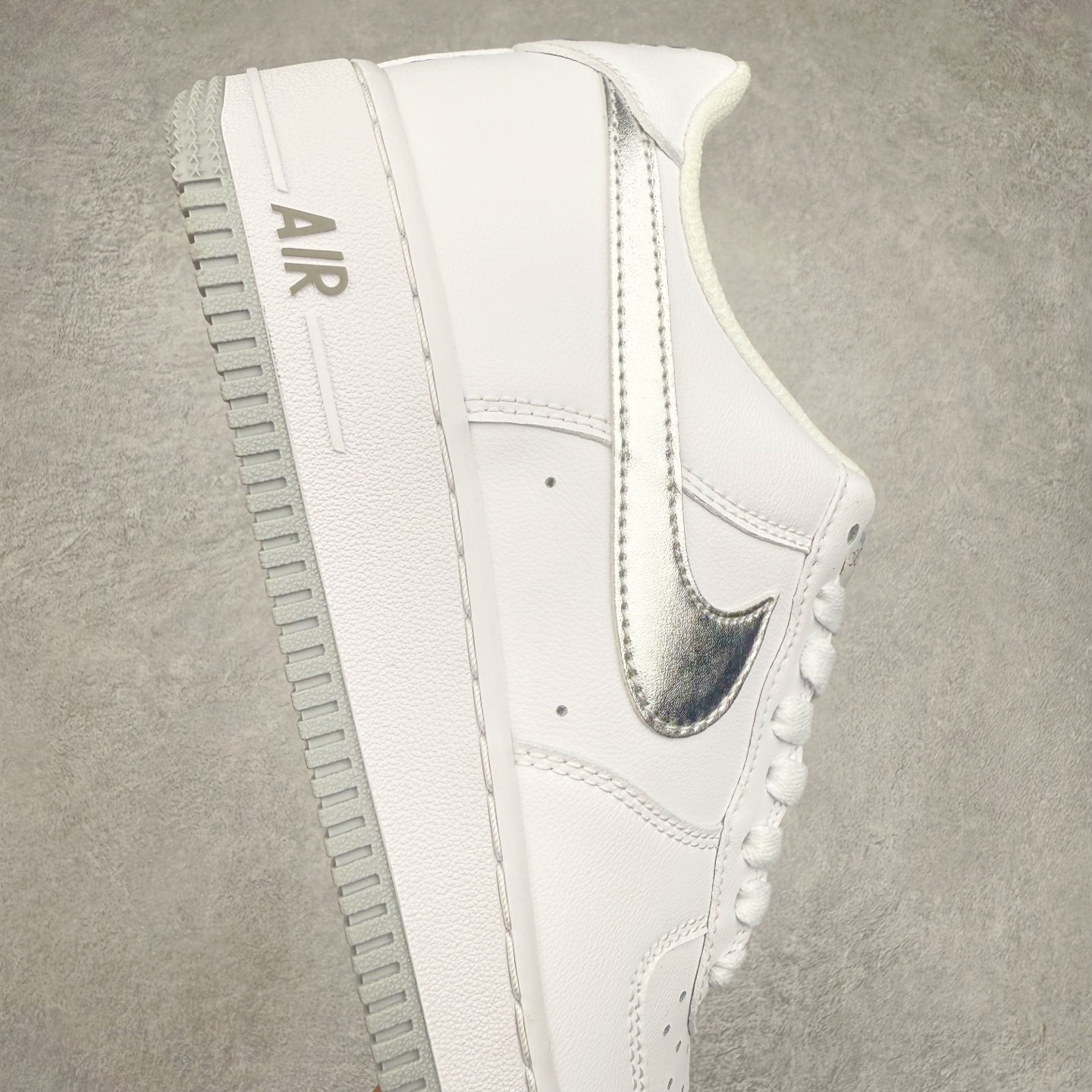 图片[6]-＃XT纯原 NK Air Force 1´07 Low 空军一号低帮百搭休闲运动板鞋 DZ6755-100 顶级批次 2022全新楦头鞋型 鱼鳞大底 历时开发三个月 清洁度完美 二维码鞋标 内置芯片及solo气垫 大底高度及其弧度依照正品 钢印 logo刺绣 鞋口弧度 鞋头长度 鞋面冲孔 鞋垫背胶及钢印 完美鞋型对比正品 每一处都是细节满满 柔软、弹性十足的缓震性能和出色的中底设计 横跨复古与现代的外型结合 造就出风靡全球 三十多年的Force 1 直到今天还深受青睐 实拍调校N版已经零色差零失真 百分百还原实物色彩所见即所得 不存在货不对板色差等低级问题 选购参考实物拍摄 不混卖不参货 只用心做好货严格选品 承诺混一赔十 尺码：36 36.5 37.5 38 38.5 39 40 40.5 41 42 42.5 43 44 44.5 45-选品中心