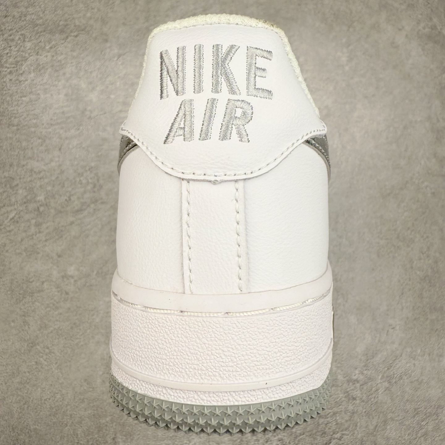 图片[8]-＃XT纯原 NK Air Force 1´07 Low 空军一号低帮百搭休闲运动板鞋 DZ6755-100 顶级批次 2022全新楦头鞋型 鱼鳞大底 历时开发三个月 清洁度完美 二维码鞋标 内置芯片及solo气垫 大底高度及其弧度依照正品 钢印 logo刺绣 鞋口弧度 鞋头长度 鞋面冲孔 鞋垫背胶及钢印 完美鞋型对比正品 每一处都是细节满满 柔软、弹性十足的缓震性能和出色的中底设计 横跨复古与现代的外型结合 造就出风靡全球 三十多年的Force 1 直到今天还深受青睐 实拍调校N版已经零色差零失真 百分百还原实物色彩所见即所得 不存在货不对板色差等低级问题 选购参考实物拍摄 不混卖不参货 只用心做好货严格选品 承诺混一赔十 尺码：36 36.5 37.5 38 38.5 39 40 40.5 41 42 42.5 43 44 44.5 45-选品中心