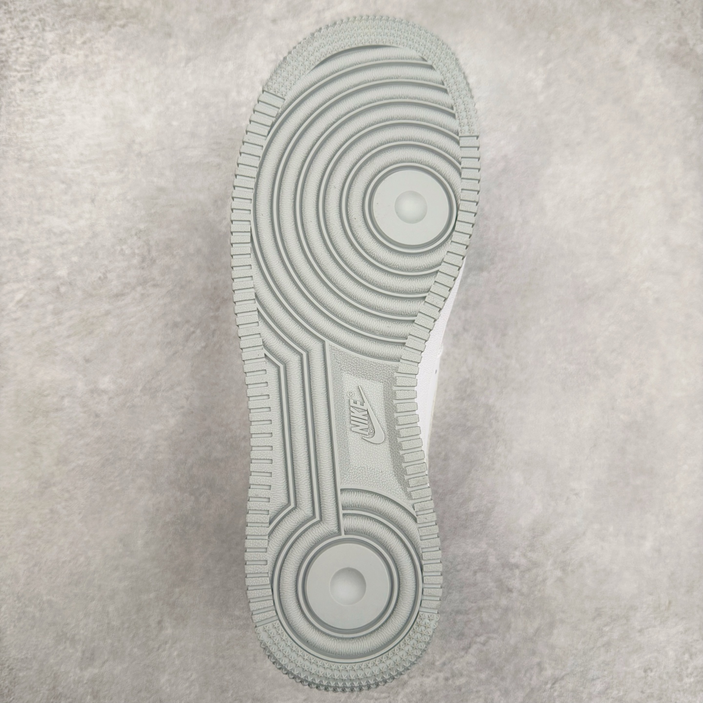 图片[9]-＃XT纯原 NK Air Force 1´07 Low 空军一号低帮百搭休闲运动板鞋 DZ6755-100 顶级批次 2022全新楦头鞋型 鱼鳞大底 历时开发三个月 清洁度完美 二维码鞋标 内置芯片及solo气垫 大底高度及其弧度依照正品 钢印 logo刺绣 鞋口弧度 鞋头长度 鞋面冲孔 鞋垫背胶及钢印 完美鞋型对比正品 每一处都是细节满满 柔软、弹性十足的缓震性能和出色的中底设计 横跨复古与现代的外型结合 造就出风靡全球 三十多年的Force 1 直到今天还深受青睐 实拍调校N版已经零色差零失真 百分百还原实物色彩所见即所得 不存在货不对板色差等低级问题 选购参考实物拍摄 不混卖不参货 只用心做好货严格选品 承诺混一赔十 尺码：36 36.5 37.5 38 38.5 39 40 40.5 41 42 42.5 43 44 44.5 45-选品中心