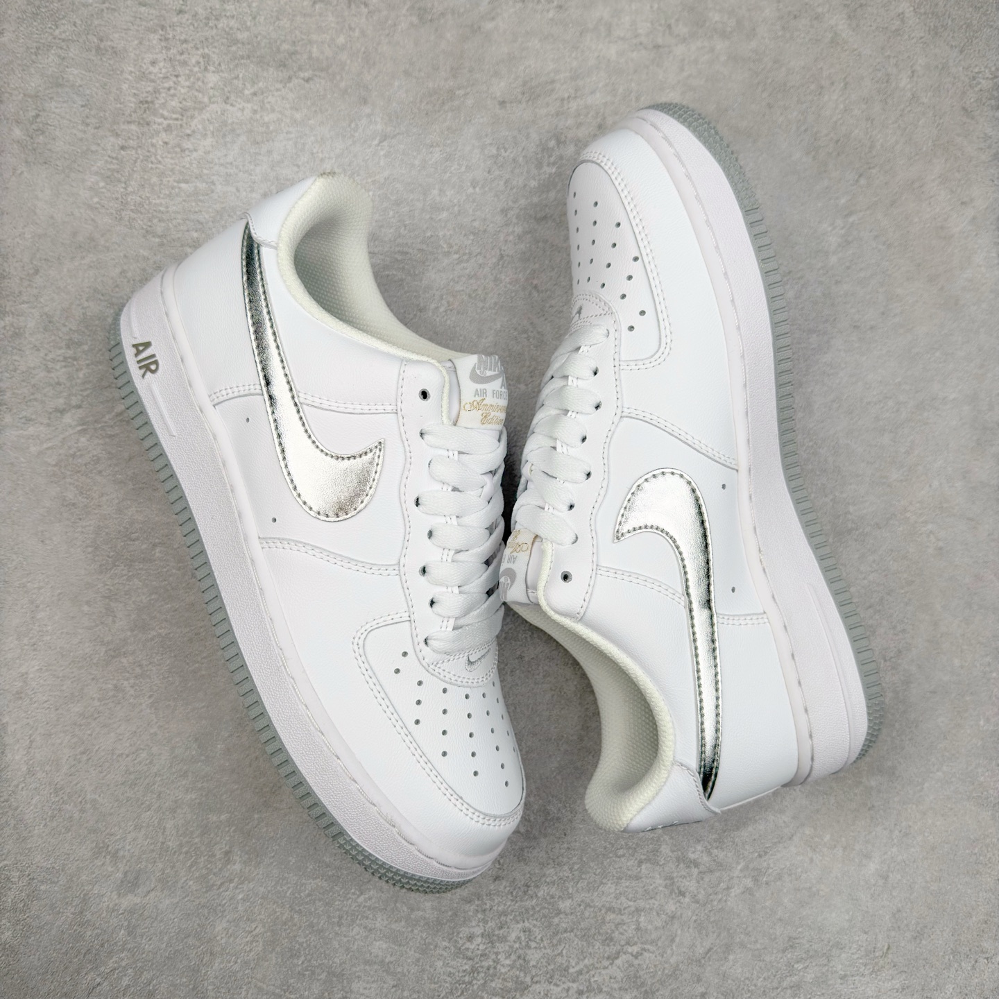 图片[3]-＃XT纯原 NK Air Force 1´07 Low 空军一号低帮百搭休闲运动板鞋 DZ6755-100 顶级批次 2022全新楦头鞋型 鱼鳞大底 历时开发三个月 清洁度完美 二维码鞋标 内置芯片及solo气垫 大底高度及其弧度依照正品 钢印 logo刺绣 鞋口弧度 鞋头长度 鞋面冲孔 鞋垫背胶及钢印 完美鞋型对比正品 每一处都是细节满满 柔软、弹性十足的缓震性能和出色的中底设计 横跨复古与现代的外型结合 造就出风靡全球 三十多年的Force 1 直到今天还深受青睐 实拍调校N版已经零色差零失真 百分百还原实物色彩所见即所得 不存在货不对板色差等低级问题 选购参考实物拍摄 不混卖不参货 只用心做好货严格选品 承诺混一赔十 尺码：36 36.5 37.5 38 38.5 39 40 40.5 41 42 42.5 43 44 44.5 45-选品中心