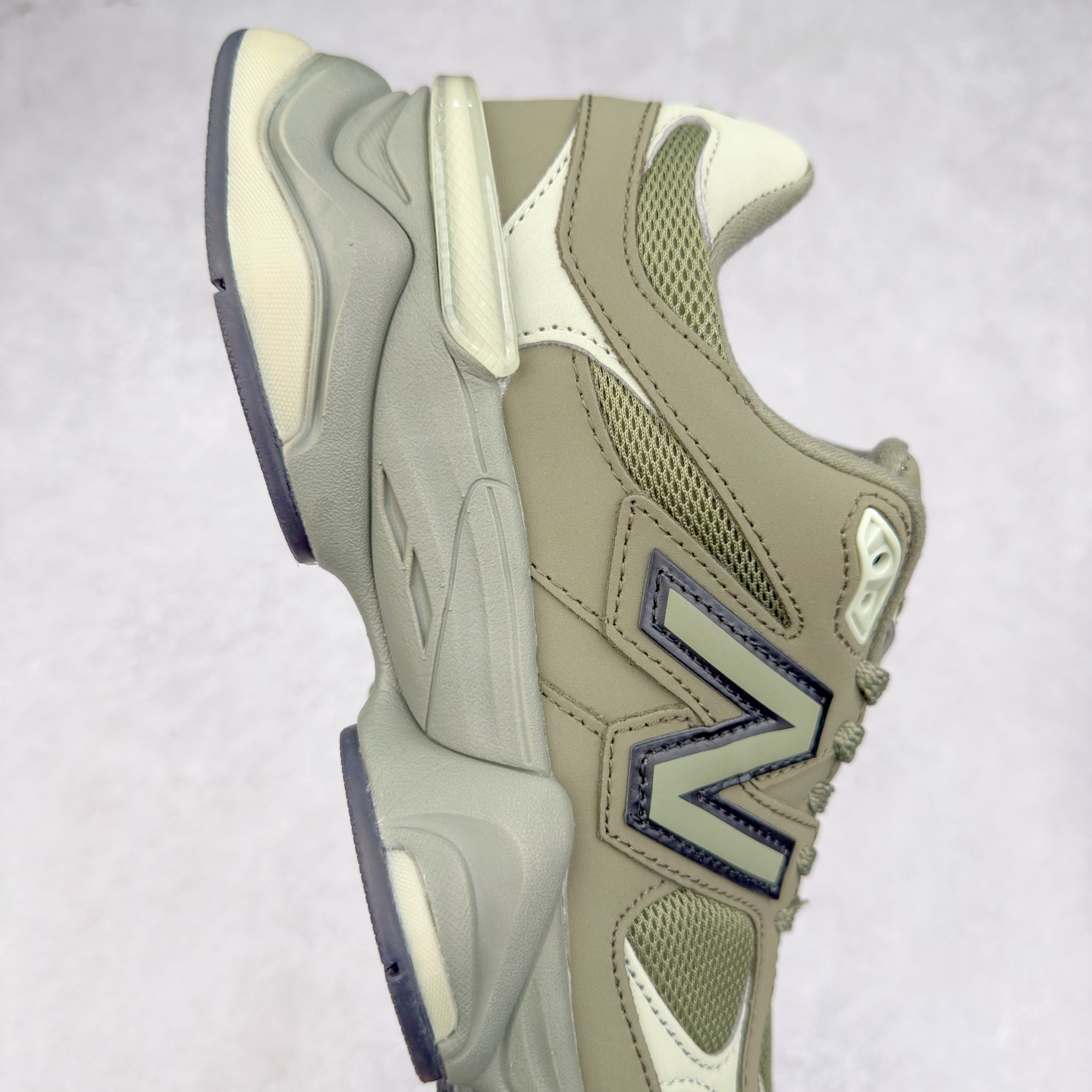 图片[6]-New Balance NB9060 复古运动鞋 新百伦又带来了新鞋型 并且是与芝加哥街头品牌 Joe Freshgoods 的联名款 鞋身主体采用了类似 990 系列的设计风格 与传统复古慢跑鞋区别不大 最大的变化就是鞋底部分 在传统设计的中底外层 增加了多个分区的模块 圆润的线条设计与我们熟悉的 New Balance 风格截然不同 但与同样充满弧形线条的鞋面搭配 看起来毫无违和感 尺码：36-45-选品中心