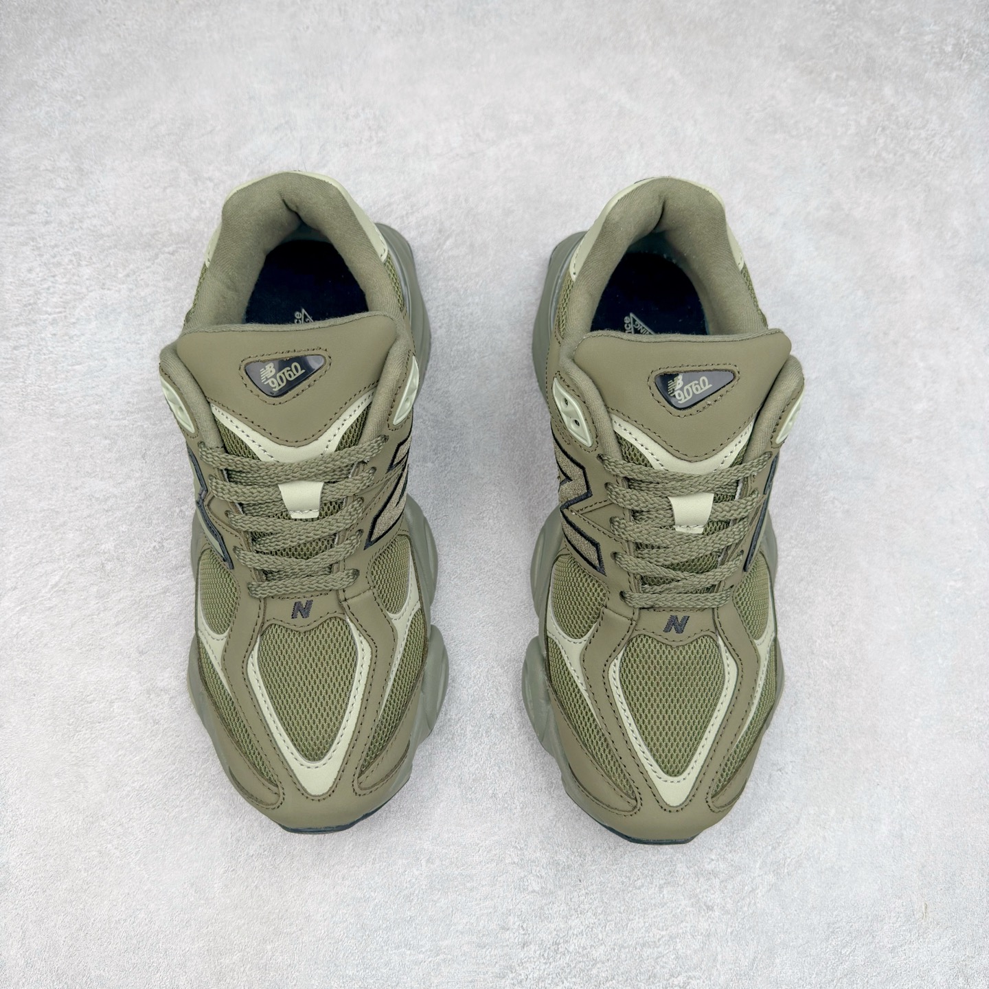 图片[2]-New Balance NB9060 复古运动鞋 新百伦又带来了新鞋型 并且是与芝加哥街头品牌 Joe Freshgoods 的联名款 鞋身主体采用了类似 990 系列的设计风格 与传统复古慢跑鞋区别不大 最大的变化就是鞋底部分 在传统设计的中底外层 增加了多个分区的模块 圆润的线条设计与我们熟悉的 New Balance 风格截然不同 但与同样充满弧形线条的鞋面搭配 看起来毫无违和感 尺码：36-45-选品中心