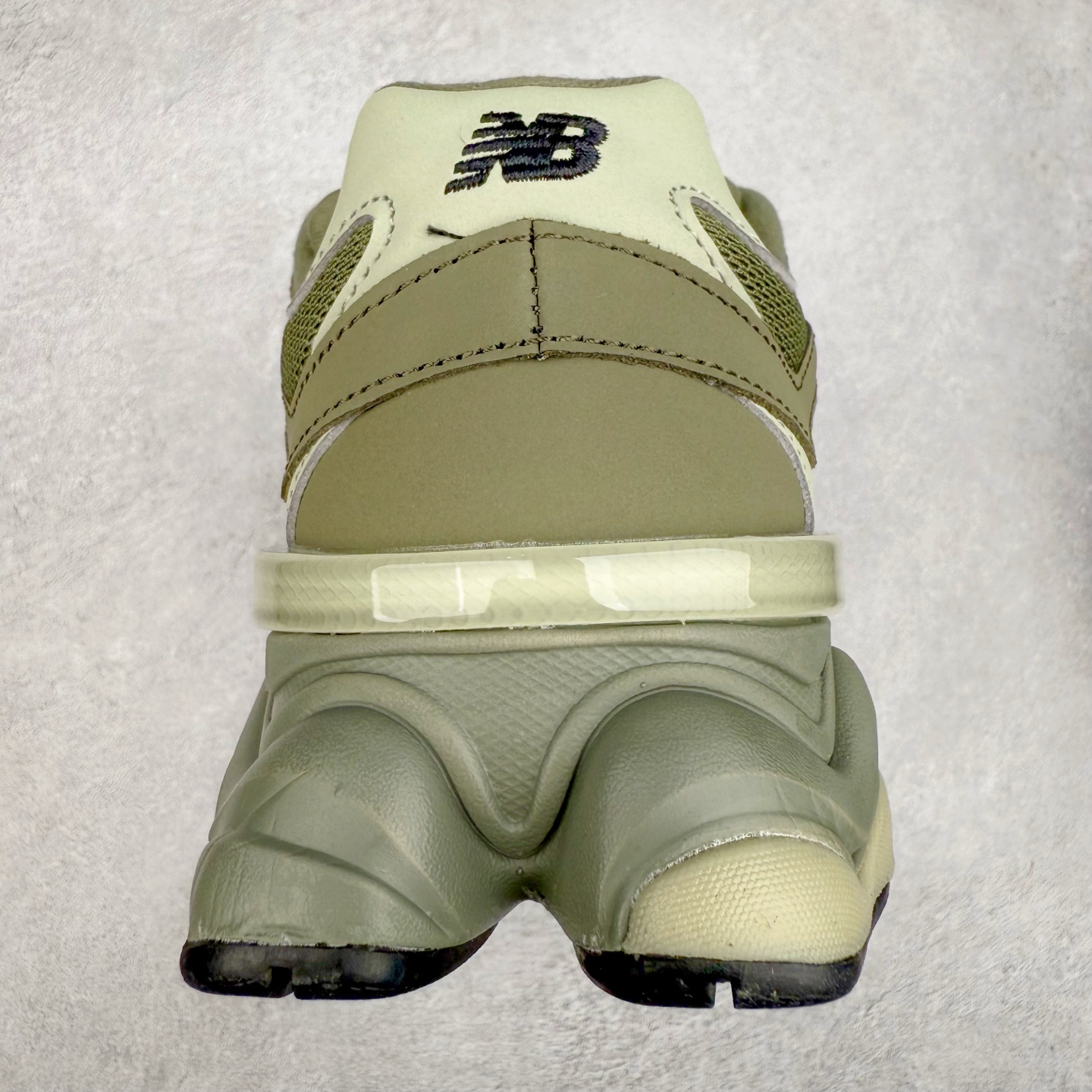 图片[8]-New Balance NB9060 复古运动鞋 新百伦又带来了新鞋型 并且是与芝加哥街头品牌 Joe Freshgoods 的联名款 鞋身主体采用了类似 990 系列的设计风格 与传统复古慢跑鞋区别不大 最大的变化就是鞋底部分 在传统设计的中底外层 增加了多个分区的模块 圆润的线条设计与我们熟悉的 New Balance 风格截然不同 但与同样充满弧形线条的鞋面搭配 看起来毫无违和感 尺码：36-45-选品中心