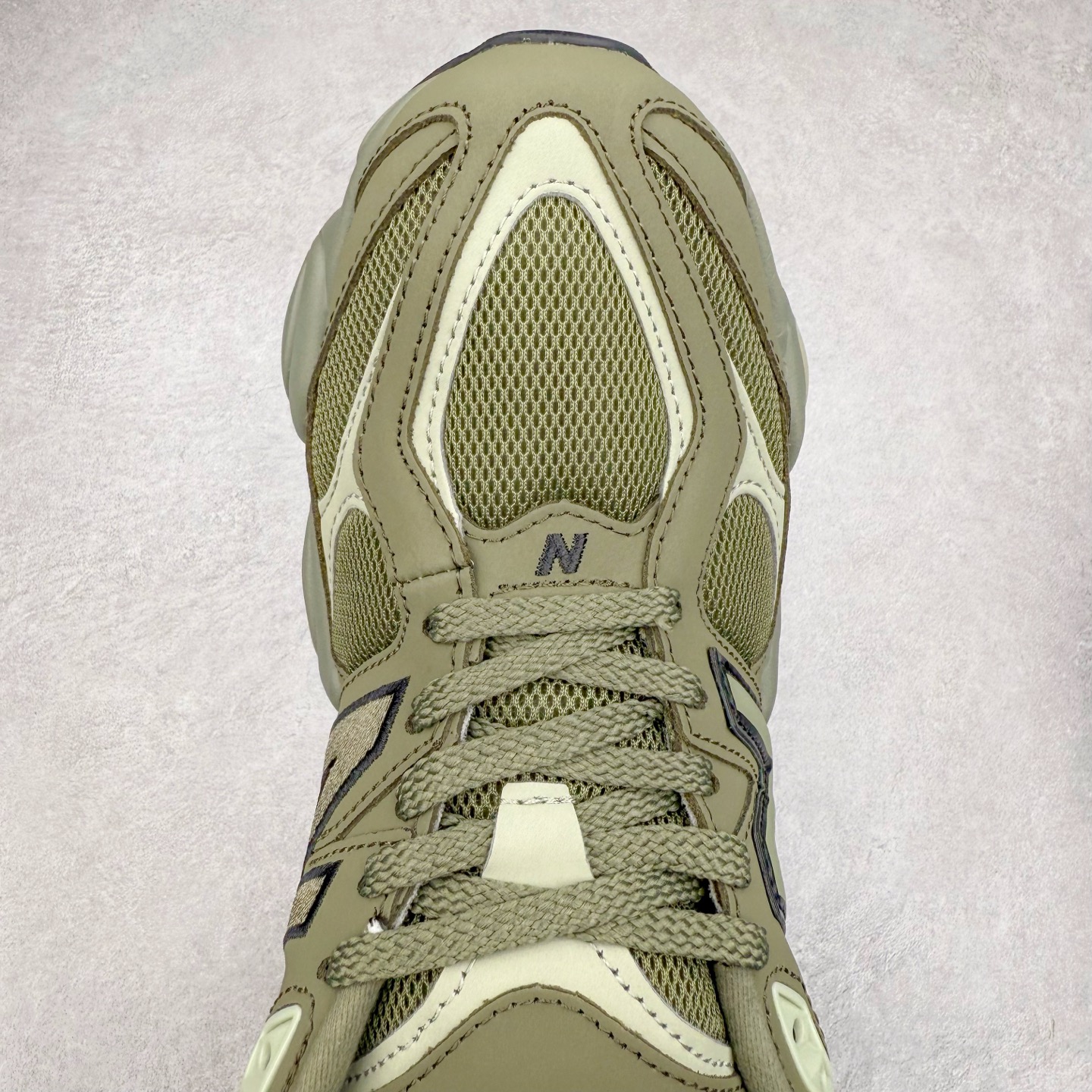 图片[4]-New Balance NB9060 复古运动鞋 新百伦又带来了新鞋型 并且是与芝加哥街头品牌 Joe Freshgoods 的联名款 鞋身主体采用了类似 990 系列的设计风格 与传统复古慢跑鞋区别不大 最大的变化就是鞋底部分 在传统设计的中底外层 增加了多个分区的模块 圆润的线条设计与我们熟悉的 New Balance 风格截然不同 但与同样充满弧形线条的鞋面搭配 看起来毫无违和感 尺码：36-45-选品中心