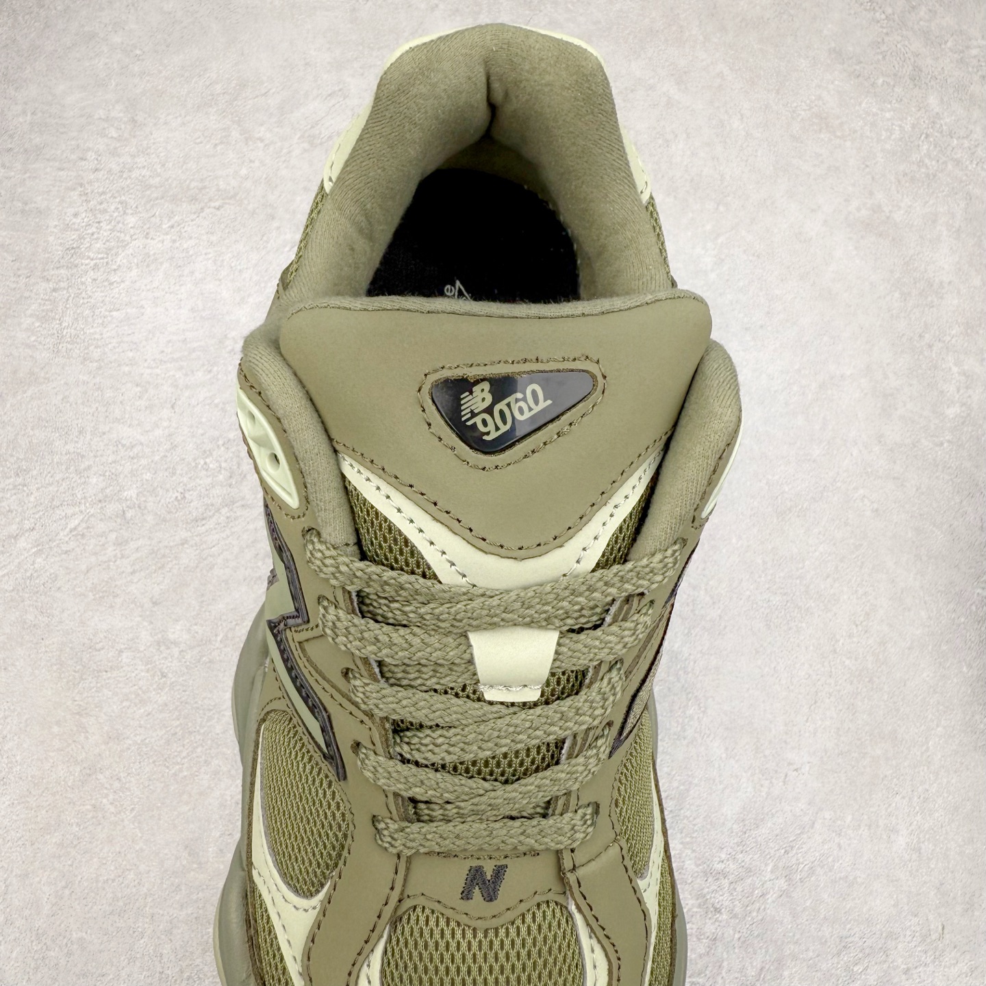 图片[5]-New Balance NB9060 复古运动鞋 新百伦又带来了新鞋型 并且是与芝加哥街头品牌 Joe Freshgoods 的联名款 鞋身主体采用了类似 990 系列的设计风格 与传统复古慢跑鞋区别不大 最大的变化就是鞋底部分 在传统设计的中底外层 增加了多个分区的模块 圆润的线条设计与我们熟悉的 New Balance 风格截然不同 但与同样充满弧形线条的鞋面搭配 看起来毫无违和感 尺码：36-45-选品中心