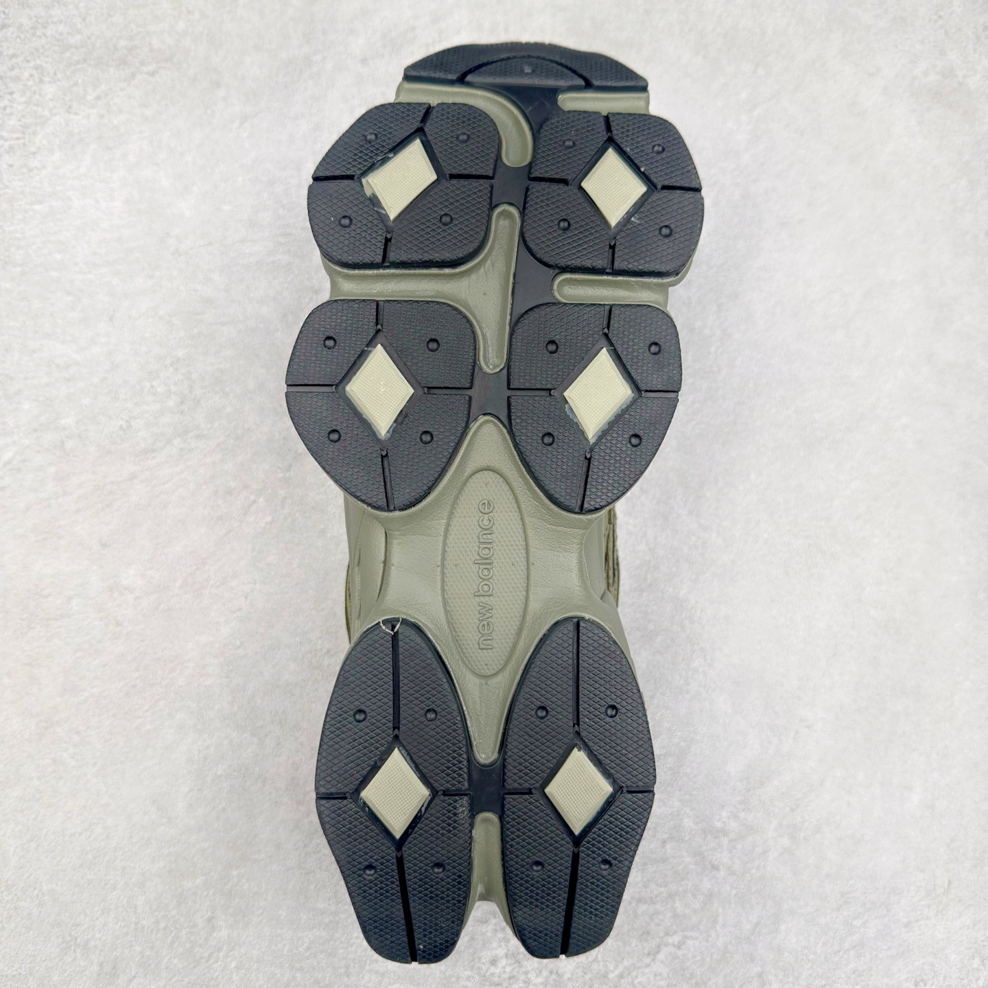 图片[9]-New Balance NB9060 复古运动鞋 新百伦又带来了新鞋型 并且是与芝加哥街头品牌 Joe Freshgoods 的联名款 鞋身主体采用了类似 990 系列的设计风格 与传统复古慢跑鞋区别不大 最大的变化就是鞋底部分 在传统设计的中底外层 增加了多个分区的模块 圆润的线条设计与我们熟悉的 New Balance 风格截然不同 但与同样充满弧形线条的鞋面搭配 看起来毫无违和感 尺码：36-45-选品中心