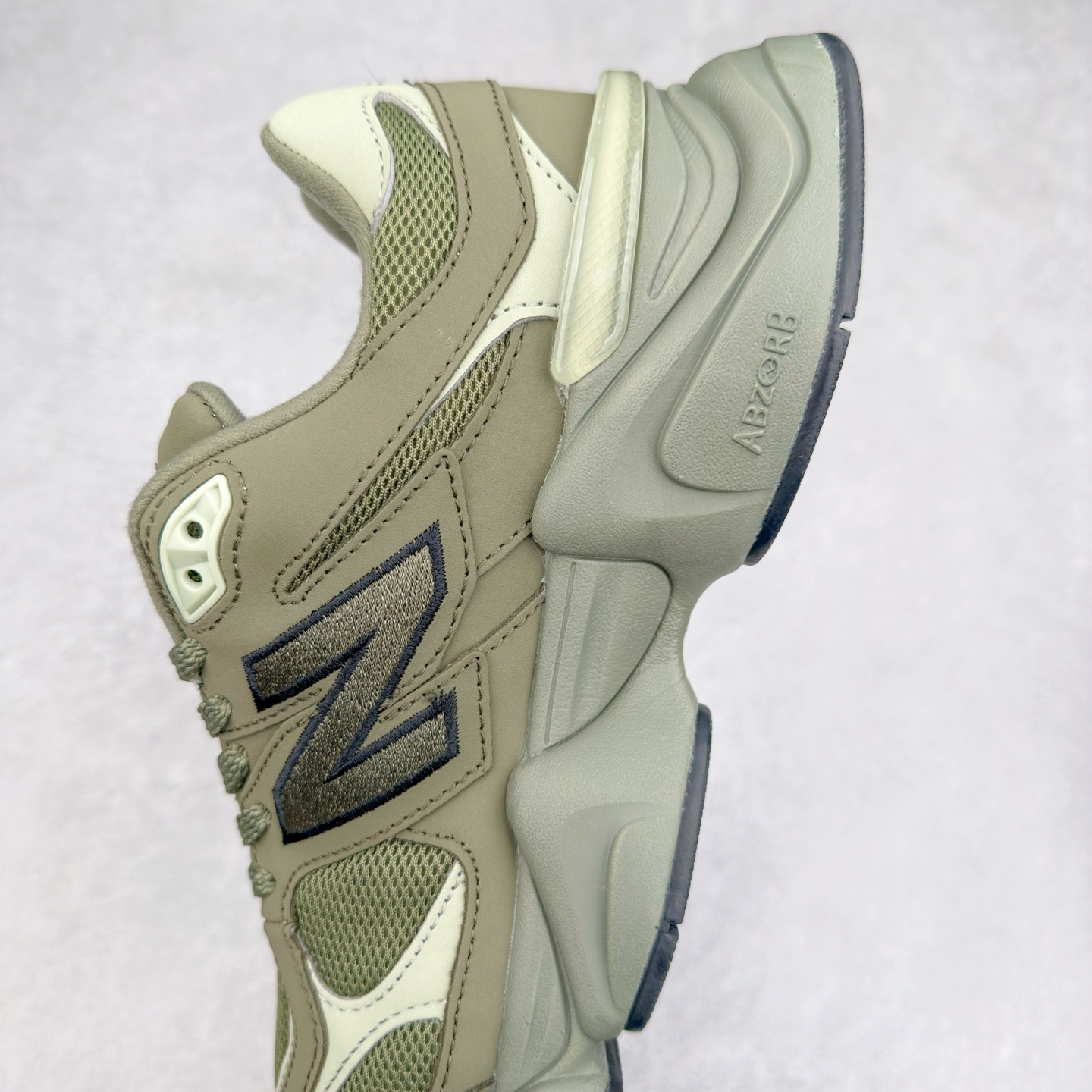 图片[7]-New Balance NB9060 复古运动鞋 新百伦又带来了新鞋型 并且是与芝加哥街头品牌 Joe Freshgoods 的联名款 鞋身主体采用了类似 990 系列的设计风格 与传统复古慢跑鞋区别不大 最大的变化就是鞋底部分 在传统设计的中底外层 增加了多个分区的模块 圆润的线条设计与我们熟悉的 New Balance 风格截然不同 但与同样充满弧形线条的鞋面搭配 看起来毫无违和感 尺码：36-45-选品中心