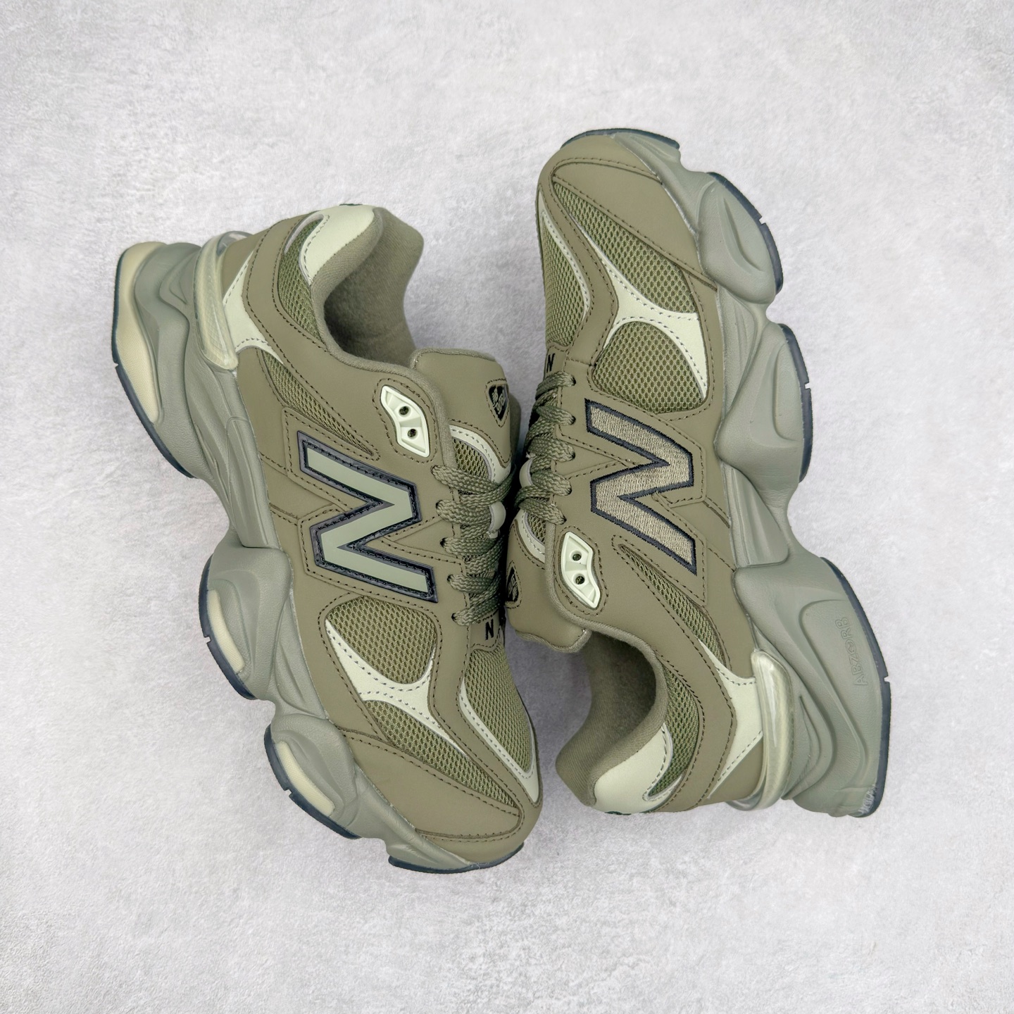 图片[3]-New Balance NB9060 复古运动鞋 新百伦又带来了新鞋型 并且是与芝加哥街头品牌 Joe Freshgoods 的联名款 鞋身主体采用了类似 990 系列的设计风格 与传统复古慢跑鞋区别不大 最大的变化就是鞋底部分 在传统设计的中底外层 增加了多个分区的模块 圆润的线条设计与我们熟悉的 New Balance 风格截然不同 但与同样充满弧形线条的鞋面搭配 看起来毫无违和感 尺码：36-45-选品中心