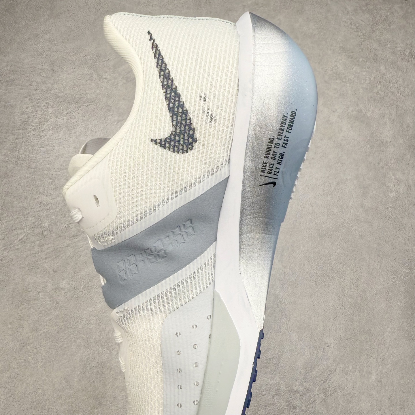 图片[7]-NK AIR Zoom RIVALFLY FK4代系列轻量飞织低帮休闲运动慢跑鞋 整体设计采用流线型的轻质工程网眼材质构成鞋面 并与其他 Running 旗舰鞋款同样搭载全脚掌 ZoomX 缓冲中底 搭配 Pebax 物料与橡胶外底 ZoomX StreakFly 首发配色以Prototype呈现 其灵感是来自开发期间的磨损测试 透过编号的标记与内侧的预期跑步距离突出研发过程 货号：FV6040-102 尺码：36 36.5 37.5 38 38.5 39 40 40.5 41 42 42.5 43 44 44.5 45-选品中心