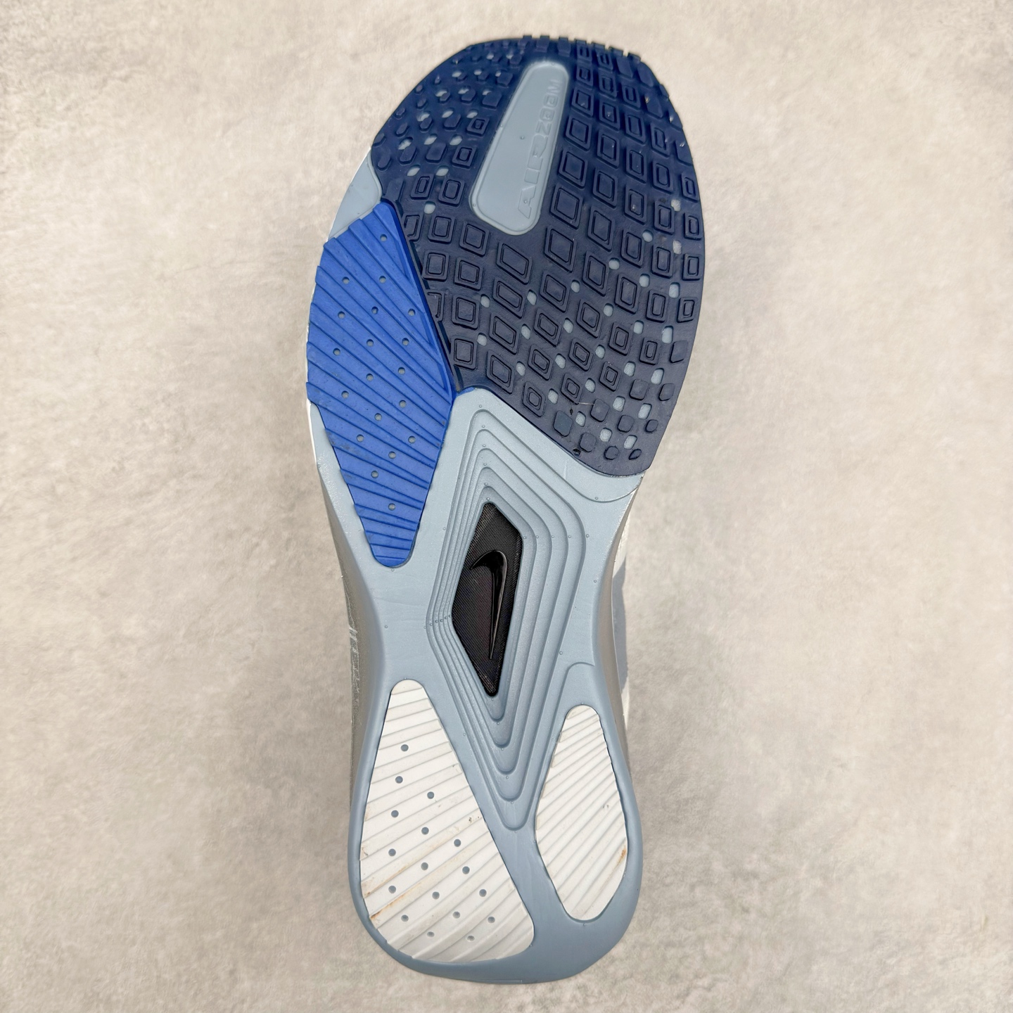 图片[9]-NK AIR Zoom RIVALFLY FK4代系列轻量飞织低帮休闲运动慢跑鞋 整体设计采用流线型的轻质工程网眼材质构成鞋面 并与其他 Running 旗舰鞋款同样搭载全脚掌 ZoomX 缓冲中底 搭配 Pebax 物料与橡胶外底 ZoomX StreakFly 首发配色以Prototype呈现 其灵感是来自开发期间的磨损测试 透过编号的标记与内侧的预期跑步距离突出研发过程 货号：FV6040-102 尺码：36 36.5 37.5 38 38.5 39 40 40.5 41 42 42.5 43 44 44.5 45-选品中心