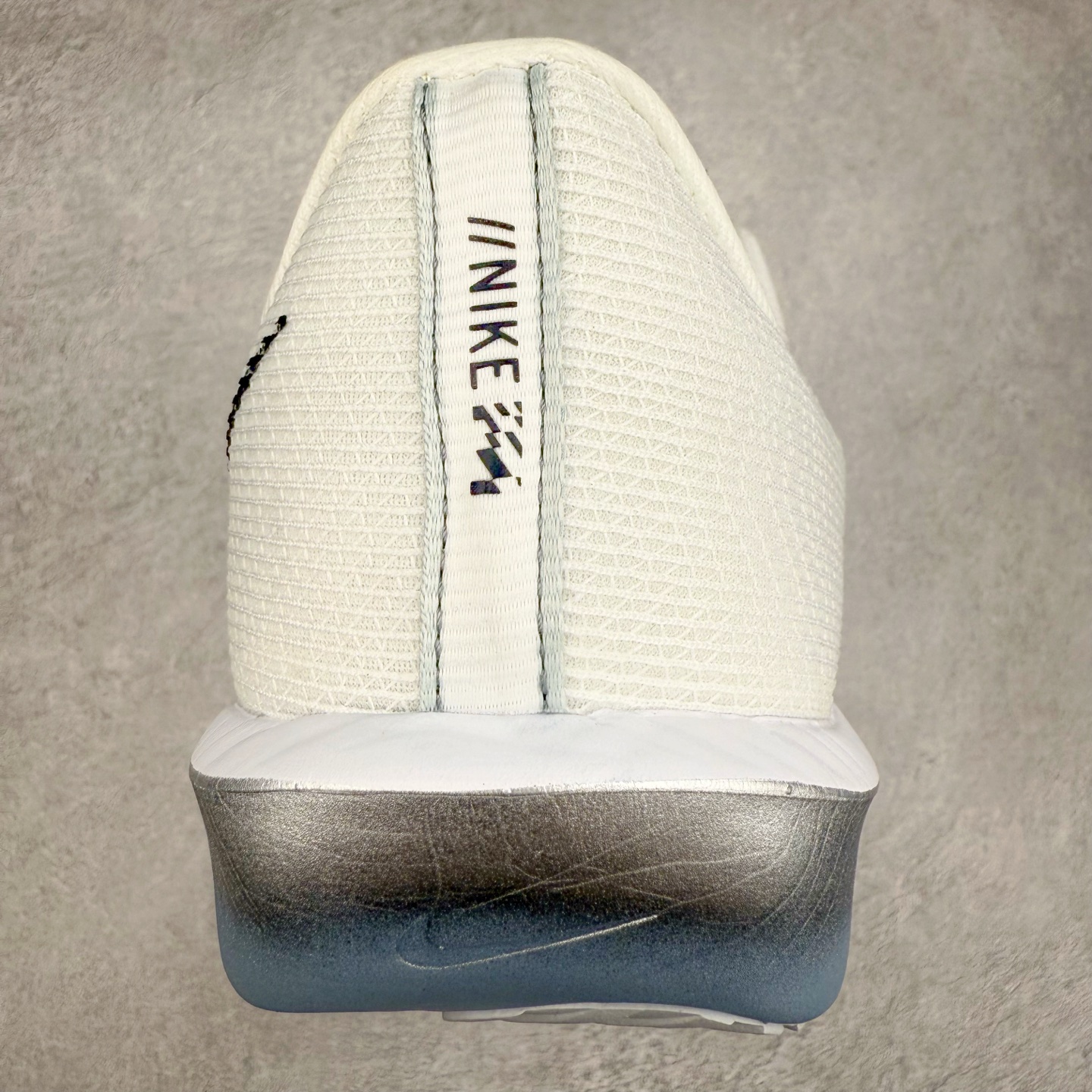 图片[8]-NK AIR Zoom RIVALFLY FK4代系列轻量飞织低帮休闲运动慢跑鞋 整体设计采用流线型的轻质工程网眼材质构成鞋面 并与其他 Running 旗舰鞋款同样搭载全脚掌 ZoomX 缓冲中底 搭配 Pebax 物料与橡胶外底 ZoomX StreakFly 首发配色以Prototype呈现 其灵感是来自开发期间的磨损测试 透过编号的标记与内侧的预期跑步距离突出研发过程 货号：FV6040-102 尺码：36 36.5 37.5 38 38.5 39 40 40.5 41 42 42.5 43 44 44.5 45-选品中心