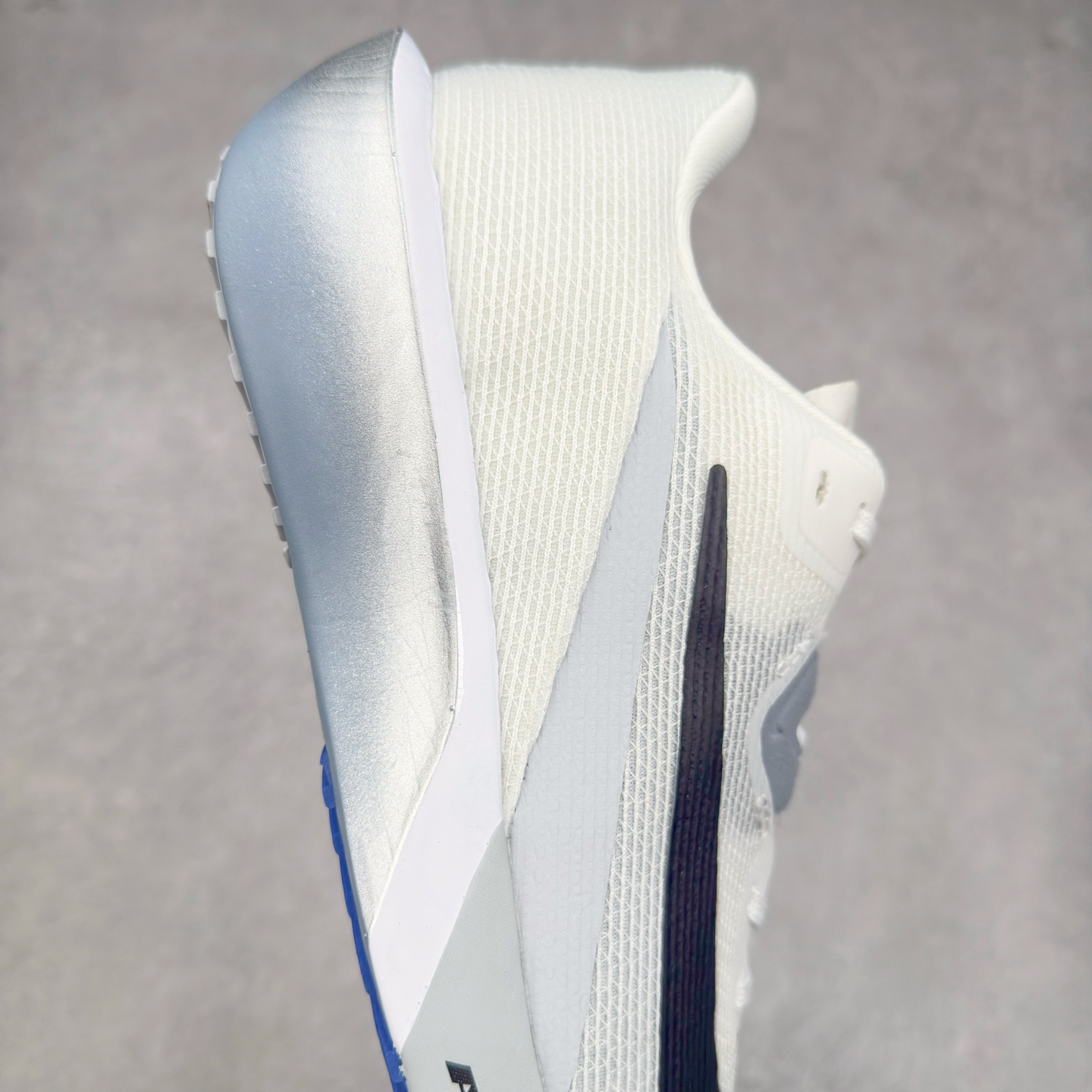 图片[6]-NK AIR Zoom RIVALFLY FK4代系列轻量飞织低帮休闲运动慢跑鞋 整体设计采用流线型的轻质工程网眼材质构成鞋面 并与其他 Running 旗舰鞋款同样搭载全脚掌 ZoomX 缓冲中底 搭配 Pebax 物料与橡胶外底 ZoomX StreakFly 首发配色以Prototype呈现 其灵感是来自开发期间的磨损测试 透过编号的标记与内侧的预期跑步距离突出研发过程 货号：FV6040-102 尺码：36 36.5 37.5 38 38.5 39 40 40.5 41 42 42.5 43 44 44.5 45-选品中心