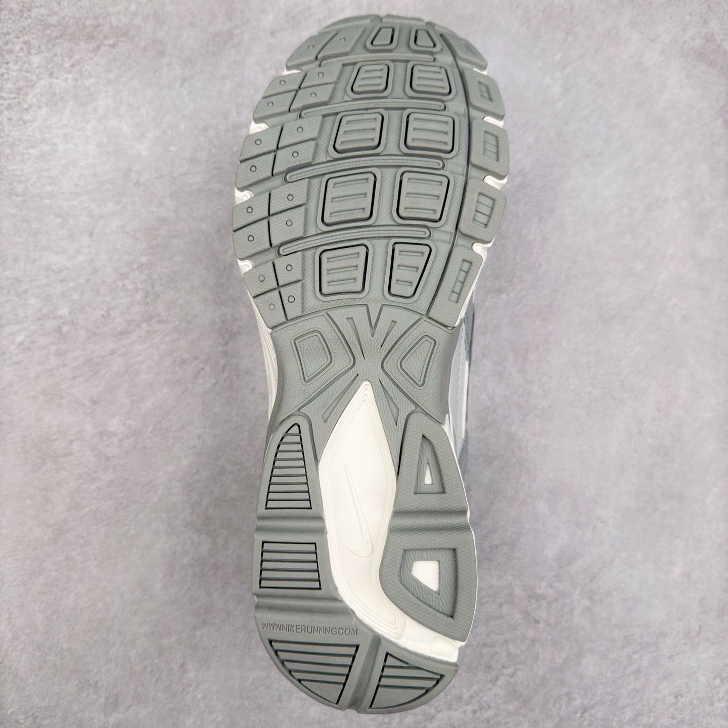 图片[9]-NK Initiator 创始者系列复古老爹鞋运动舒适复古网布合成革减震防滑耐磨低帮休闲跑步鞋 HQ1511-121 Ins爆火全新韩系古着风 回味经典 采用透气网眼鞋面和支撑覆盖层 自然运动设计的Phlyon中底用于缓冲 BRS 1000碳橡胶外底具有轻质柔韧性 牵引力和耐用性 尺码：36 36.5 37.5 38 38.5 39 40 40.5 41 42 42.5 43 44 45-选品中心