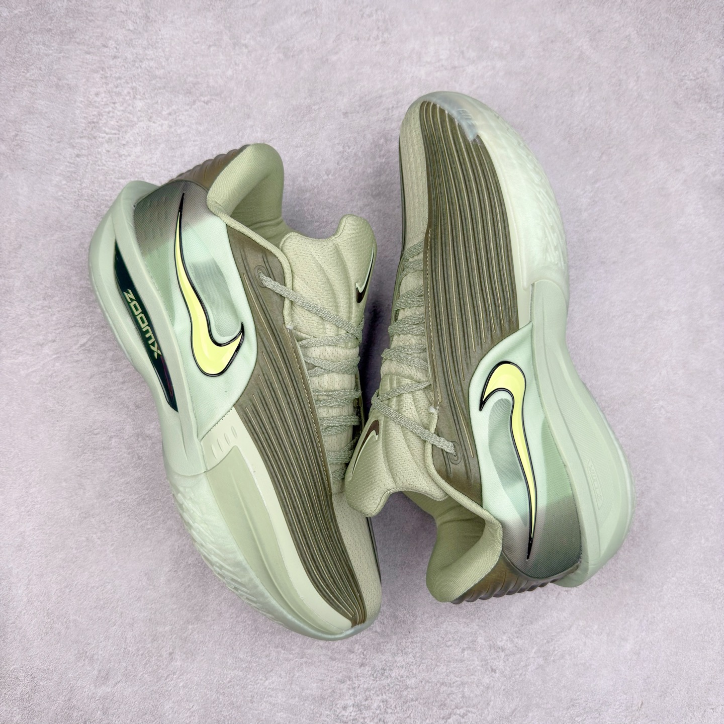 图片[3]-NK G.T. Cut 3.0 Trubo EP GT3代实战篮球鞋 HV9919-300 该鞋款采用出众回弹设计 为切入、转向和移步篮筐提供出色的能量回馈 回弹性能带来弹力充沛的迈步体验 助你爆发疾速 全掌型 ZoomX 泡绵 缔造弹力出众的轻盈迈步体验 助你在比赛升温时能够急速快攻 驰骋全场 鞋面绳线与鞋带相结合 有助稳固前足 后跟搭配加垫鞋口 为脚踝营造舒适稳固感受 全掌型 ZoomX 泡绵 能够带来出众的能量回馈 前足外侧采用精巧塑料覆面 在瞬间爆发时提供稳固脚感 尺码：39 40 40.5 41 42 42.5 43 44 44.5 45 46-选品中心