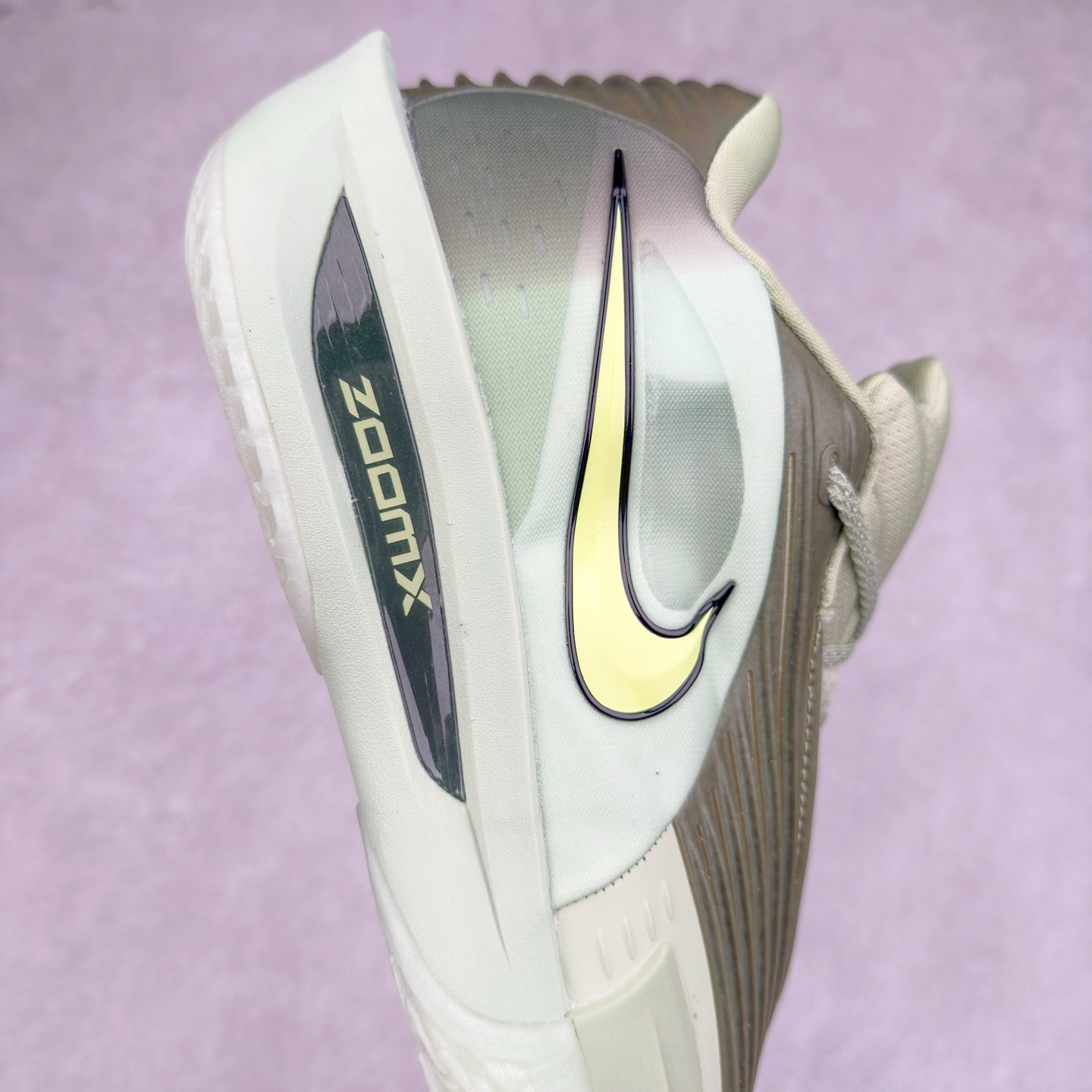 图片[6]-NK G.T. Cut 3.0 Trubo EP GT3代实战篮球鞋 HV9919-300 该鞋款采用出众回弹设计 为切入、转向和移步篮筐提供出色的能量回馈 回弹性能带来弹力充沛的迈步体验 助你爆发疾速 全掌型 ZoomX 泡绵 缔造弹力出众的轻盈迈步体验 助你在比赛升温时能够急速快攻 驰骋全场 鞋面绳线与鞋带相结合 有助稳固前足 后跟搭配加垫鞋口 为脚踝营造舒适稳固感受 全掌型 ZoomX 泡绵 能够带来出众的能量回馈 前足外侧采用精巧塑料覆面 在瞬间爆发时提供稳固脚感 尺码：39 40 40.5 41 42 42.5 43 44 44.5 45 46-选品中心