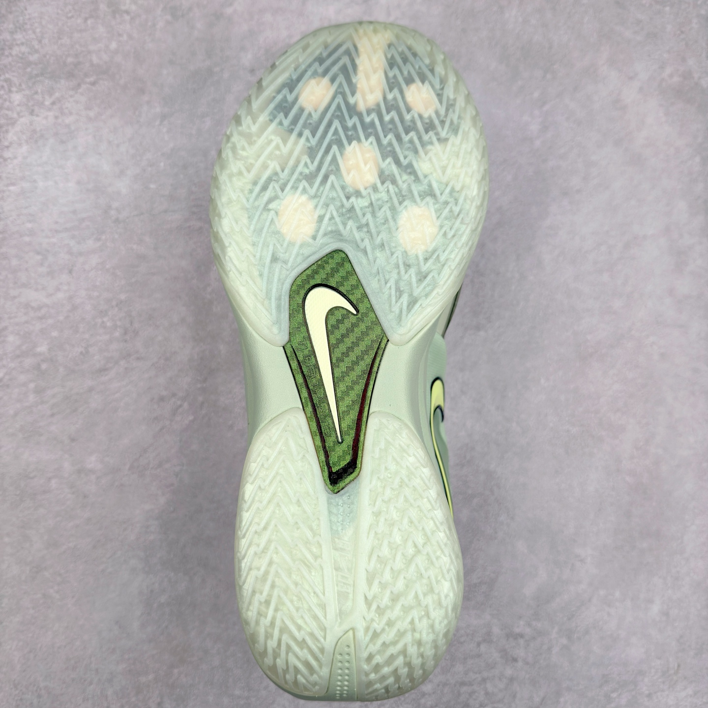 图片[9]-NK G.T. Cut 3.0 Trubo EP GT3代实战篮球鞋 HV9919-300 该鞋款采用出众回弹设计 为切入、转向和移步篮筐提供出色的能量回馈 回弹性能带来弹力充沛的迈步体验 助你爆发疾速 全掌型 ZoomX 泡绵 缔造弹力出众的轻盈迈步体验 助你在比赛升温时能够急速快攻 驰骋全场 鞋面绳线与鞋带相结合 有助稳固前足 后跟搭配加垫鞋口 为脚踝营造舒适稳固感受 全掌型 ZoomX 泡绵 能够带来出众的能量回馈 前足外侧采用精巧塑料覆面 在瞬间爆发时提供稳固脚感 尺码：39 40 40.5 41 42 42.5 43 44 44.5 45 46-选品中心