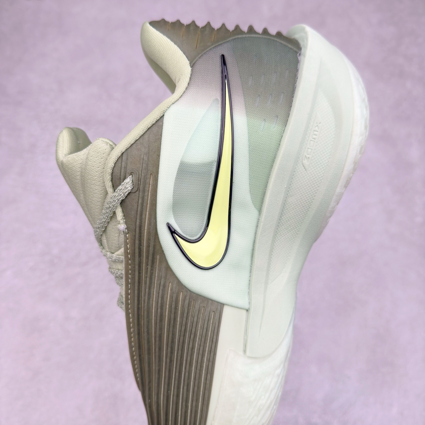 图片[7]-NK G.T. Cut 3.0 Trubo EP GT3代实战篮球鞋 HV9919-300 该鞋款采用出众回弹设计 为切入、转向和移步篮筐提供出色的能量回馈 回弹性能带来弹力充沛的迈步体验 助你爆发疾速 全掌型 ZoomX 泡绵 缔造弹力出众的轻盈迈步体验 助你在比赛升温时能够急速快攻 驰骋全场 鞋面绳线与鞋带相结合 有助稳固前足 后跟搭配加垫鞋口 为脚踝营造舒适稳固感受 全掌型 ZoomX 泡绵 能够带来出众的能量回馈 前足外侧采用精巧塑料覆面 在瞬间爆发时提供稳固脚感 尺码：39 40 40.5 41 42 42.5 43 44 44.5 45 46-选品中心