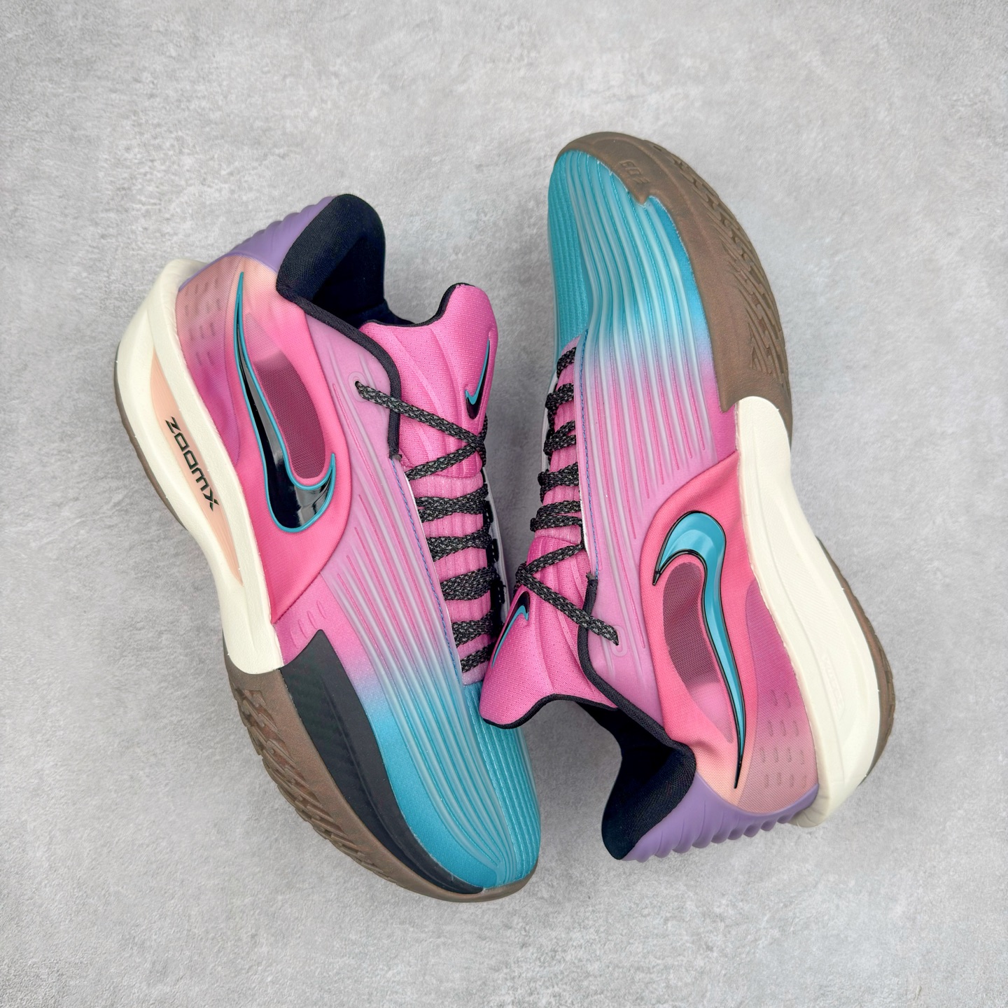 图片[3]-NK G.T. Cut 3.0 Trubo EP GT3代实战篮球鞋 HV9919-900 该鞋款采用出众回弹设计 为切入、转向和移步篮筐提供出色的能量回馈 回弹性能带来弹力充沛的迈步体验 助你爆发疾速 全掌型 ZoomX 泡绵 缔造弹力出众的轻盈迈步体验 助你在比赛升温时能够急速快攻 驰骋全场 鞋面绳线与鞋带相结合 有助稳固前足 后跟搭配加垫鞋口 为脚踝营造舒适稳固感受 全掌型 ZoomX 泡绵 能够带来出众的能量回馈 前足外侧采用精巧塑料覆面 在瞬间爆发时提供稳固脚感 尺码：39 40 40.5 41 42 42.5 43 44 44.5 45 46-选品中心