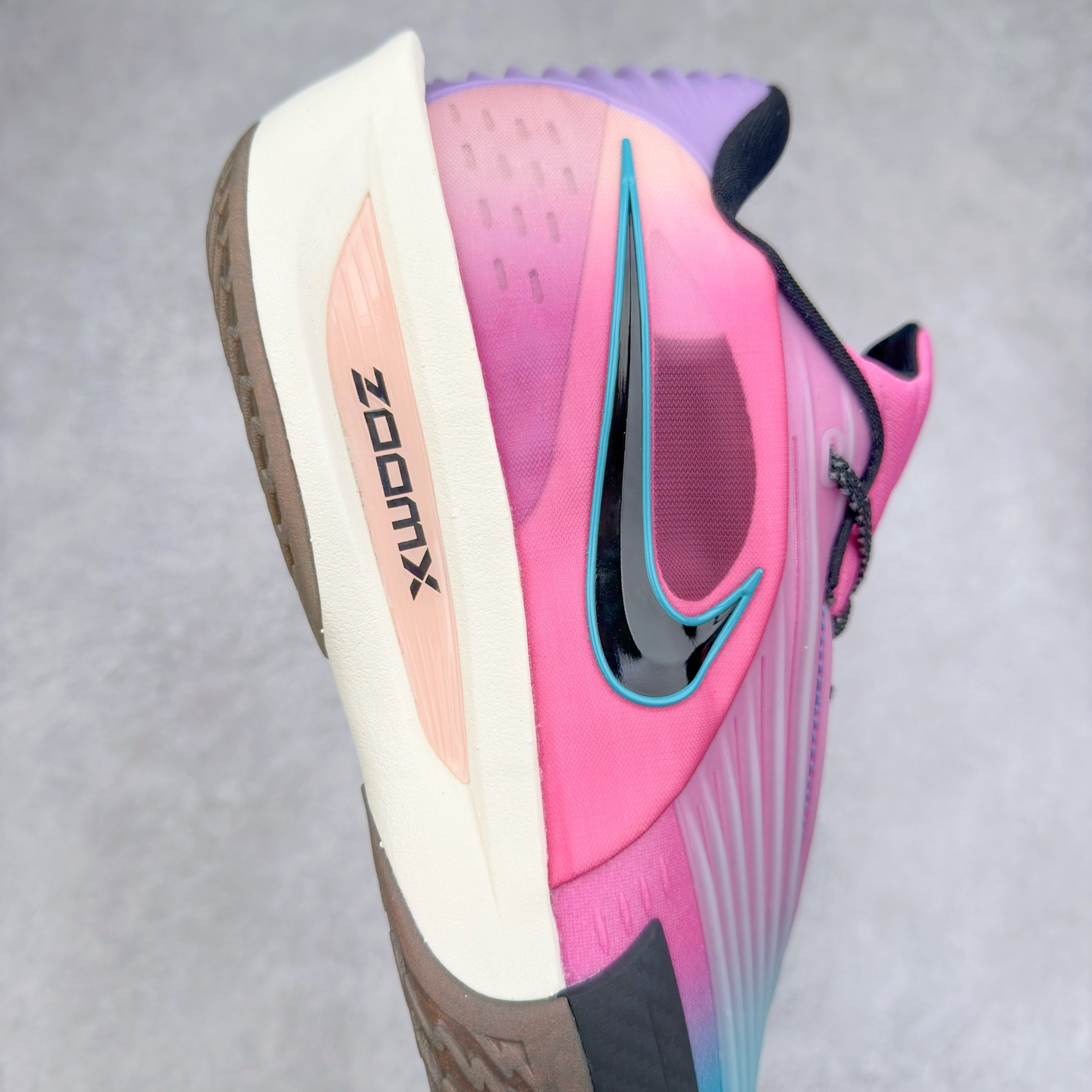 图片[6]-NK G.T. Cut 3.0 Trubo EP GT3代实战篮球鞋 HV9919-900 该鞋款采用出众回弹设计 为切入、转向和移步篮筐提供出色的能量回馈 回弹性能带来弹力充沛的迈步体验 助你爆发疾速 全掌型 ZoomX 泡绵 缔造弹力出众的轻盈迈步体验 助你在比赛升温时能够急速快攻 驰骋全场 鞋面绳线与鞋带相结合 有助稳固前足 后跟搭配加垫鞋口 为脚踝营造舒适稳固感受 全掌型 ZoomX 泡绵 能够带来出众的能量回馈 前足外侧采用精巧塑料覆面 在瞬间爆发时提供稳固脚感 尺码：39 40 40.5 41 42 42.5 43 44 44.5 45 46-选品中心