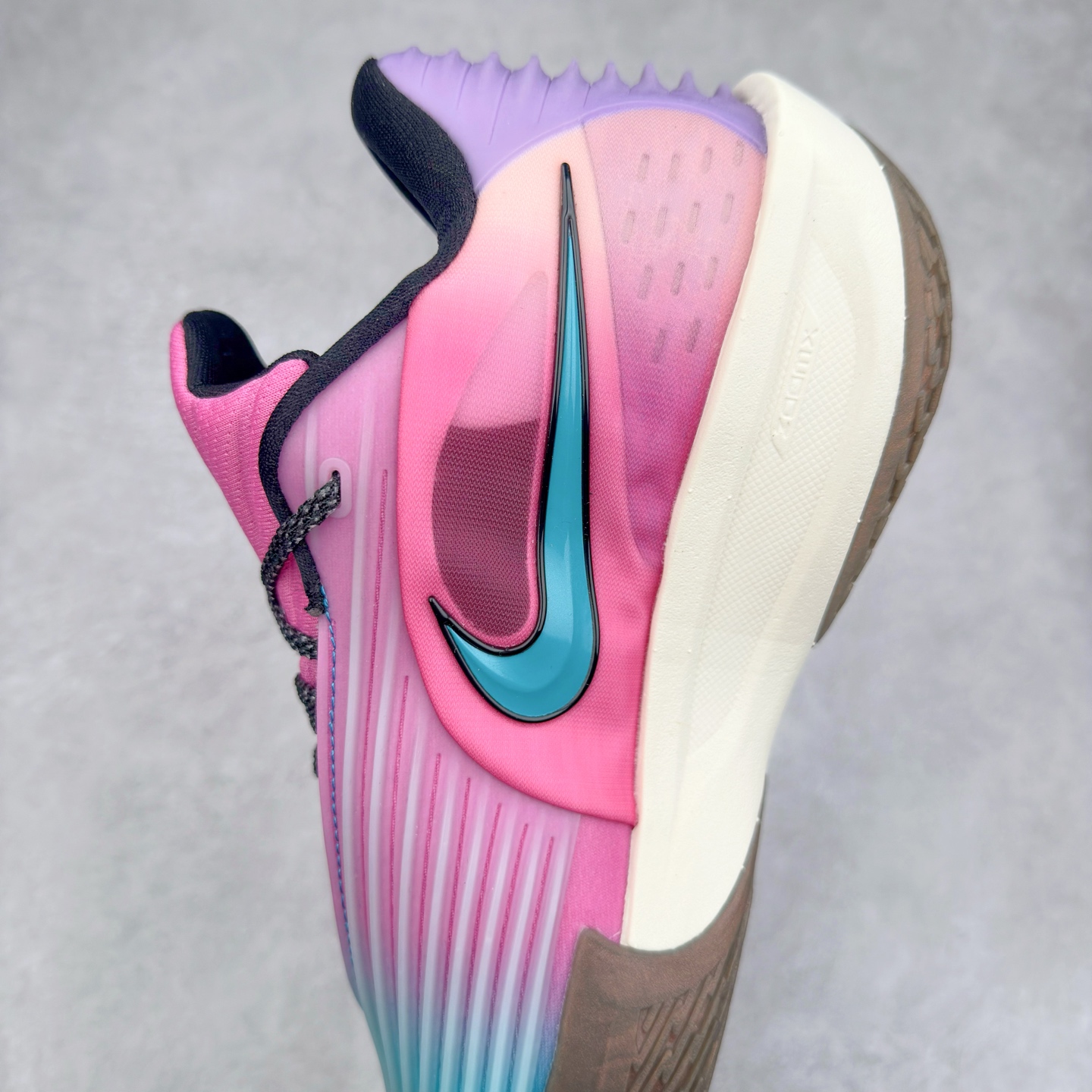 图片[7]-NK G.T. Cut 3.0 Trubo EP GT3代实战篮球鞋 HV9919-900 该鞋款采用出众回弹设计 为切入、转向和移步篮筐提供出色的能量回馈 回弹性能带来弹力充沛的迈步体验 助你爆发疾速 全掌型 ZoomX 泡绵 缔造弹力出众的轻盈迈步体验 助你在比赛升温时能够急速快攻 驰骋全场 鞋面绳线与鞋带相结合 有助稳固前足 后跟搭配加垫鞋口 为脚踝营造舒适稳固感受 全掌型 ZoomX 泡绵 能够带来出众的能量回馈 前足外侧采用精巧塑料覆面 在瞬间爆发时提供稳固脚感 尺码：39 40 40.5 41 42 42.5 43 44 44.5 45 46-选品中心