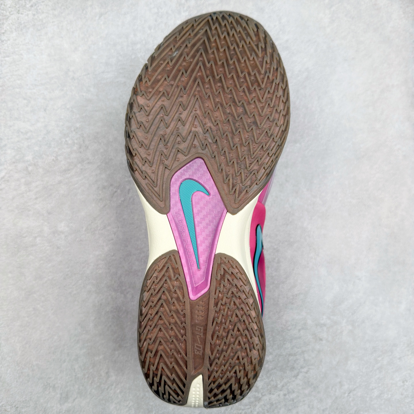 图片[9]-NK G.T. Cut 3.0 Trubo EP GT3代实战篮球鞋 HV9919-900 该鞋款采用出众回弹设计 为切入、转向和移步篮筐提供出色的能量回馈 回弹性能带来弹力充沛的迈步体验 助你爆发疾速 全掌型 ZoomX 泡绵 缔造弹力出众的轻盈迈步体验 助你在比赛升温时能够急速快攻 驰骋全场 鞋面绳线与鞋带相结合 有助稳固前足 后跟搭配加垫鞋口 为脚踝营造舒适稳固感受 全掌型 ZoomX 泡绵 能够带来出众的能量回馈 前足外侧采用精巧塑料覆面 在瞬间爆发时提供稳固脚感 尺码：39 40 40.5 41 42 42.5 43 44 44.5 45 46-选品中心