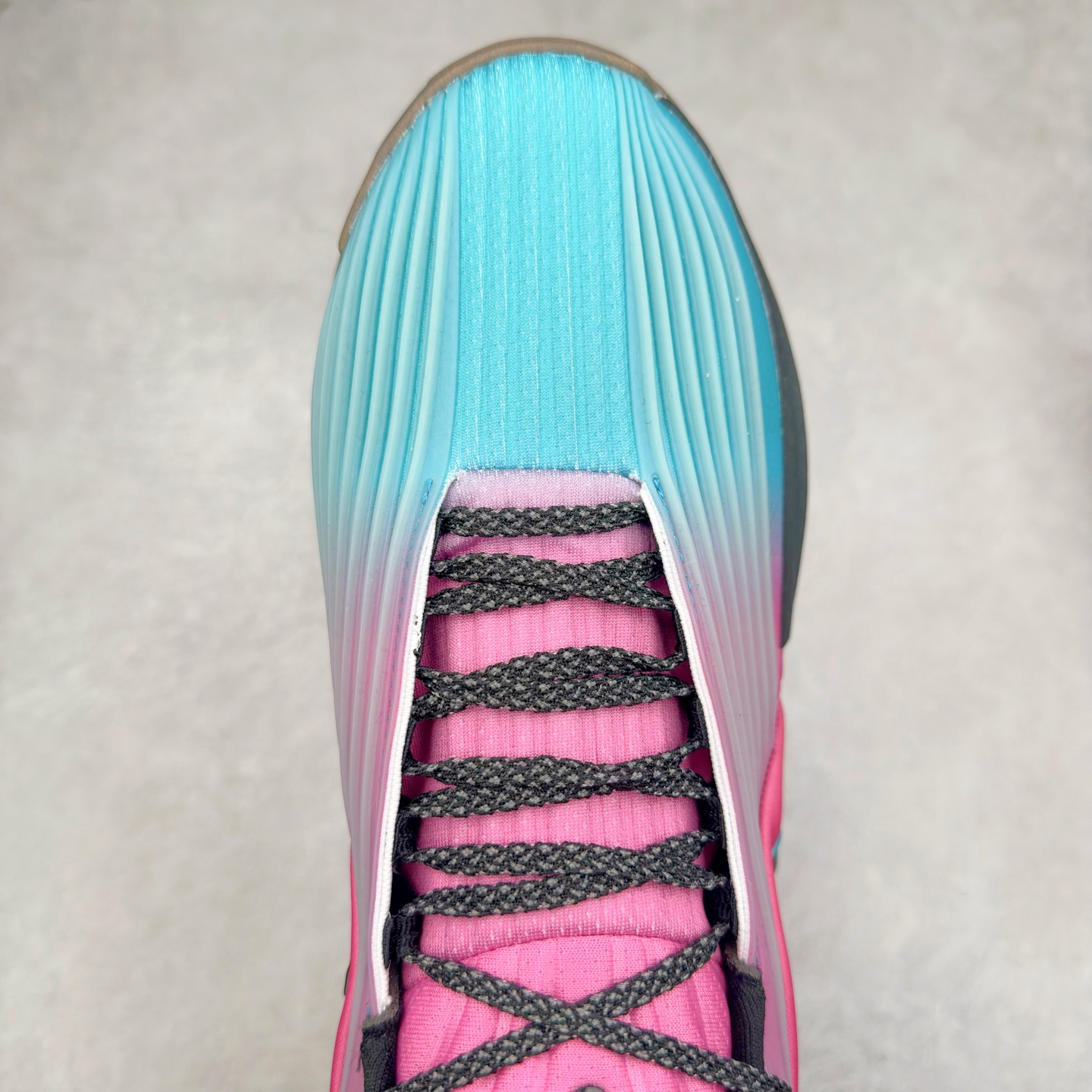 图片[4]-NK G.T. Cut 3.0 Trubo EP GT3代实战篮球鞋 HV9919-900 该鞋款采用出众回弹设计 为切入、转向和移步篮筐提供出色的能量回馈 回弹性能带来弹力充沛的迈步体验 助你爆发疾速 全掌型 ZoomX 泡绵 缔造弹力出众的轻盈迈步体验 助你在比赛升温时能够急速快攻 驰骋全场 鞋面绳线与鞋带相结合 有助稳固前足 后跟搭配加垫鞋口 为脚踝营造舒适稳固感受 全掌型 ZoomX 泡绵 能够带来出众的能量回馈 前足外侧采用精巧塑料覆面 在瞬间爆发时提供稳固脚感 尺码：39 40 40.5 41 42 42.5 43 44 44.5 45 46-选品中心