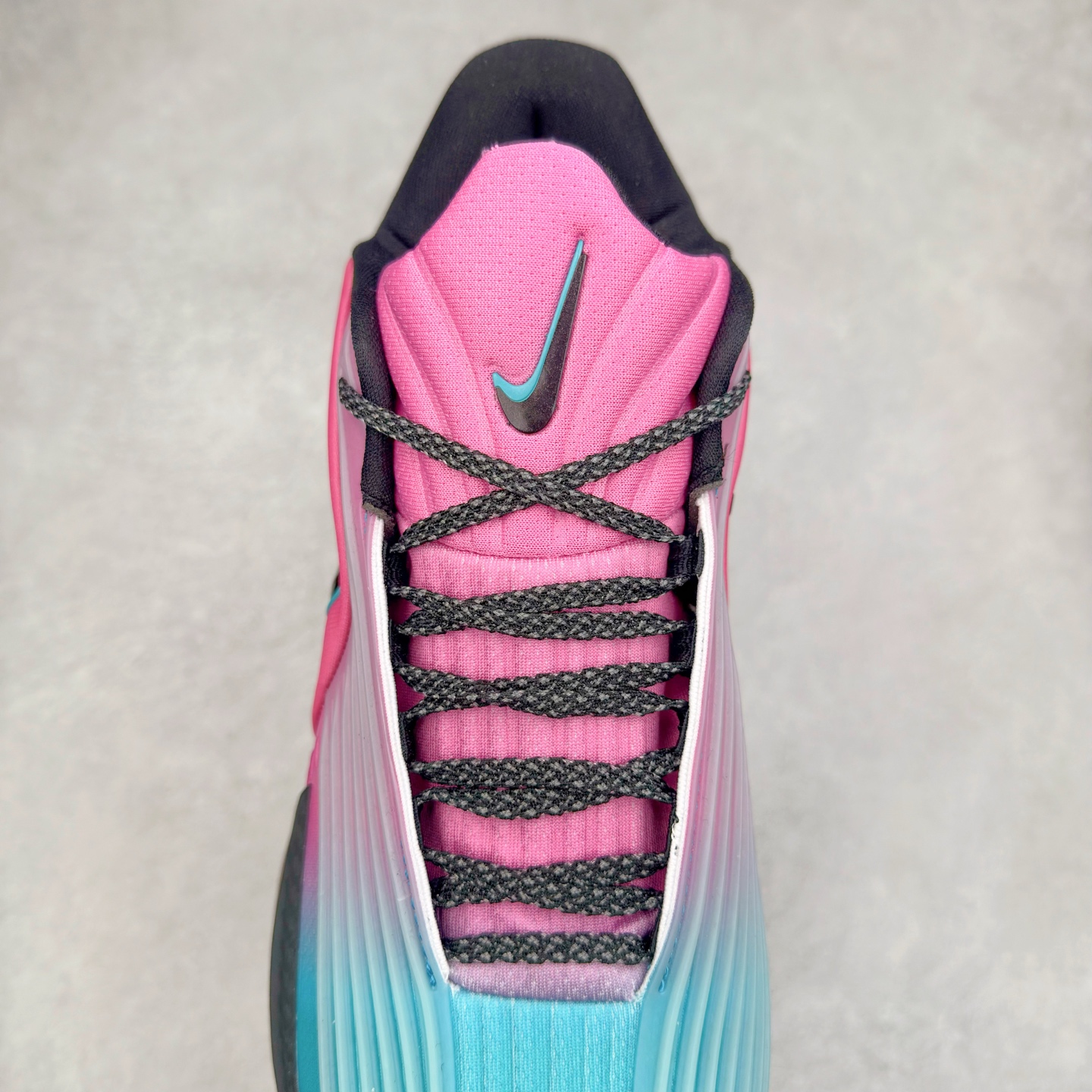 图片[5]-NK G.T. Cut 3.0 Trubo EP GT3代实战篮球鞋 HV9919-900 该鞋款采用出众回弹设计 为切入、转向和移步篮筐提供出色的能量回馈 回弹性能带来弹力充沛的迈步体验 助你爆发疾速 全掌型 ZoomX 泡绵 缔造弹力出众的轻盈迈步体验 助你在比赛升温时能够急速快攻 驰骋全场 鞋面绳线与鞋带相结合 有助稳固前足 后跟搭配加垫鞋口 为脚踝营造舒适稳固感受 全掌型 ZoomX 泡绵 能够带来出众的能量回馈 前足外侧采用精巧塑料覆面 在瞬间爆发时提供稳固脚感 尺码：39 40 40.5 41 42 42.5 43 44 44.5 45 46-选品中心