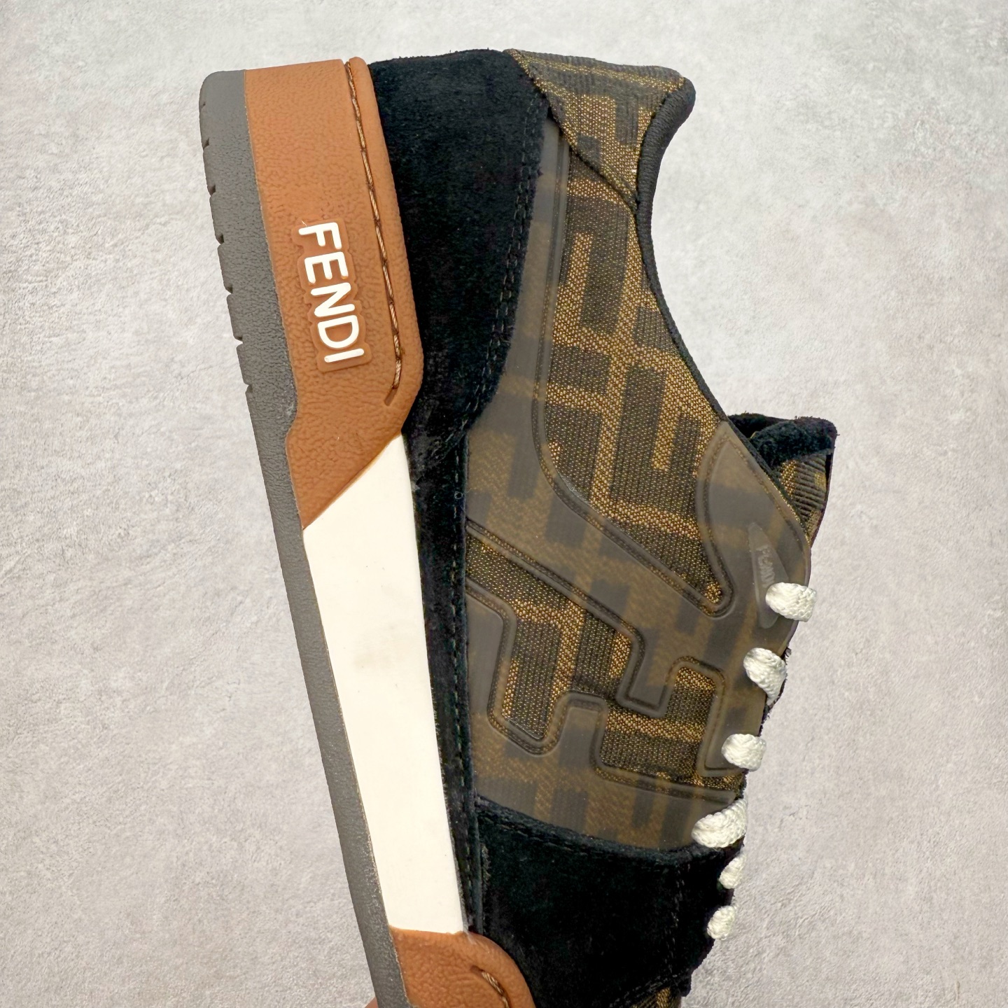 图片[6]-＃纯原 FENDI 芬迪 Match sneaters 魔术贴低帮运动鞋 独家定制 全身20几个细节点全部做到一致还原 吊打市面所有版本 独家原装套装配件官方同源 渠道原装订单 全套专柜包装物及配件#鞋底嵌入核心防伪芯片感应装置 FENDI芬迪match最新爆款情侣款运动鞋板鞋原版购入 高工艺无缝细空胶技术 贴楦误差0.05mm,鞋底采用固特异内外锁死工艺 最大限度弯折永不开胶 原鞋一致效果环保无味 鞋面采用麂皮和皮革拼接组合 logo内里采用毛巾绒里 上脚超级柔软 轻便 舒适搭配卫衣 尺码：35 36 37 38 39 40 41 42 43 44 45-选品中心