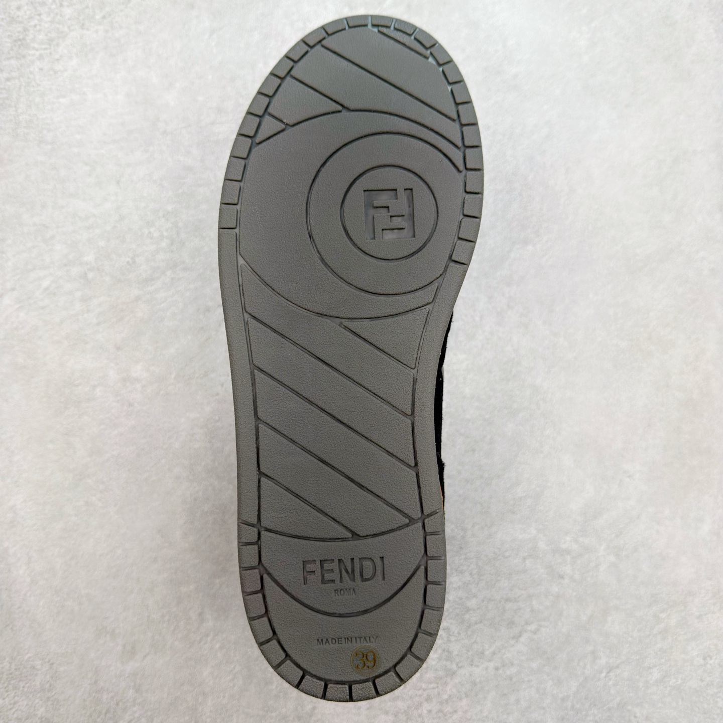 图片[9]-＃纯原 FENDI 芬迪 Match sneaters 魔术贴低帮运动鞋 独家定制 全身20几个细节点全部做到一致还原 吊打市面所有版本 独家原装套装配件官方同源 渠道原装订单 全套专柜包装物及配件#鞋底嵌入核心防伪芯片感应装置 FENDI芬迪match最新爆款情侣款运动鞋板鞋原版购入 高工艺无缝细空胶技术 贴楦误差0.05mm,鞋底采用固特异内外锁死工艺 最大限度弯折永不开胶 原鞋一致效果环保无味 鞋面采用麂皮和皮革拼接组合 logo内里采用毛巾绒里 上脚超级柔软 轻便 舒适搭配卫衣 尺码：35 36 37 38 39 40 41 42 43 44 45-选品中心