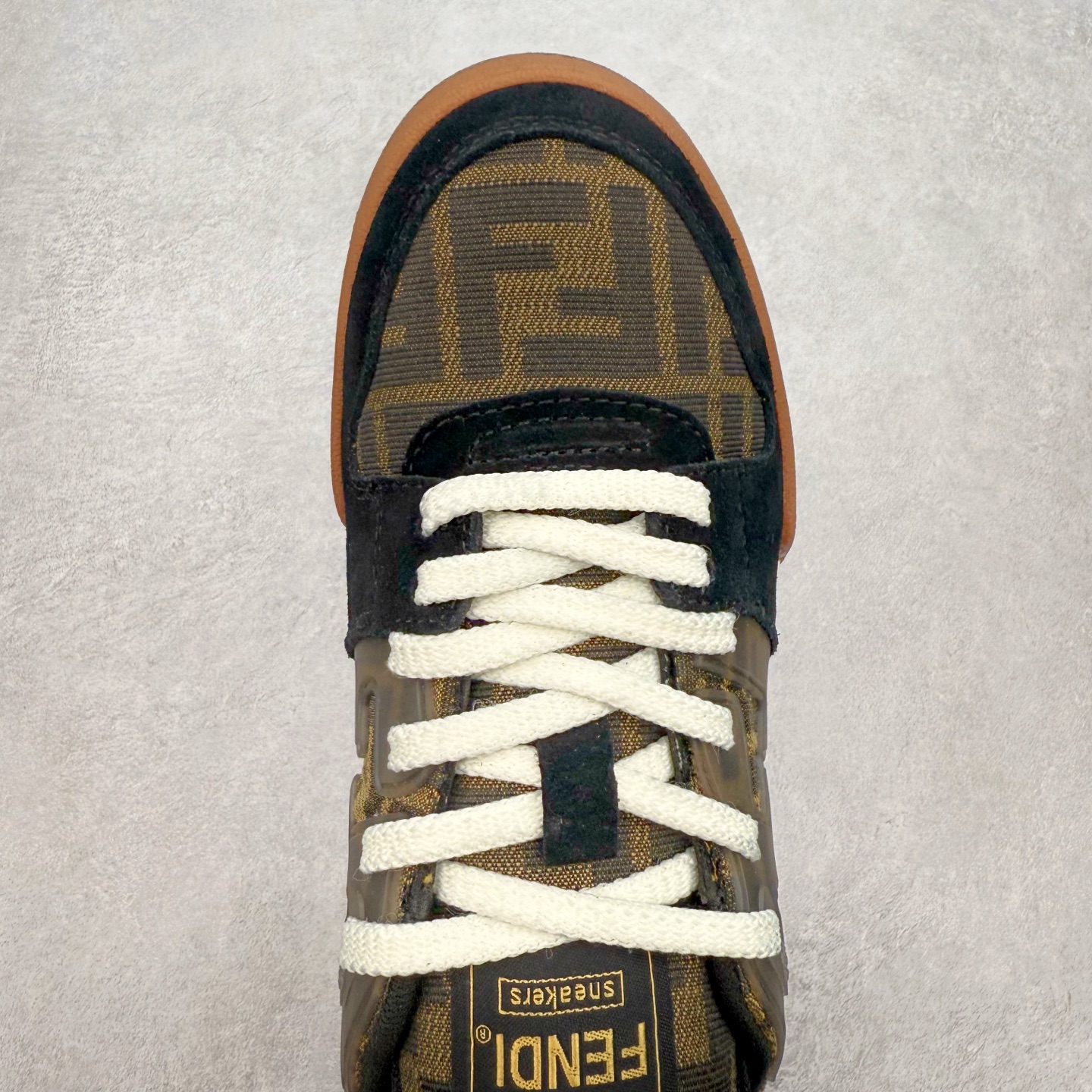 图片[4]-＃纯原 FENDI 芬迪 Match sneaters 魔术贴低帮运动鞋 独家定制 全身20几个细节点全部做到一致还原 吊打市面所有版本 独家原装套装配件官方同源 渠道原装订单 全套专柜包装物及配件#鞋底嵌入核心防伪芯片感应装置 FENDI芬迪match最新爆款情侣款运动鞋板鞋原版购入 高工艺无缝细空胶技术 贴楦误差0.05mm,鞋底采用固特异内外锁死工艺 最大限度弯折永不开胶 原鞋一致效果环保无味 鞋面采用麂皮和皮革拼接组合 logo内里采用毛巾绒里 上脚超级柔软 轻便 舒适搭配卫衣 尺码：35 36 37 38 39 40 41 42 43 44 45-选品中心