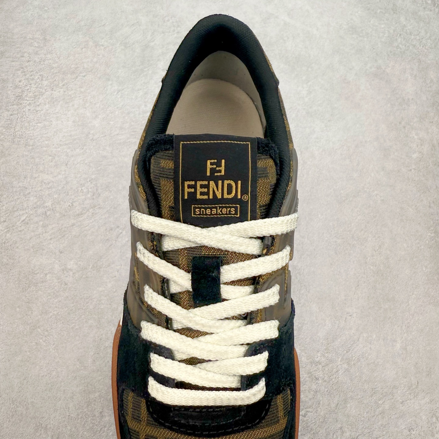 图片[5]-＃纯原 FENDI 芬迪 Match sneaters 魔术贴低帮运动鞋 独家定制 全身20几个细节点全部做到一致还原 吊打市面所有版本 独家原装套装配件官方同源 渠道原装订单 全套专柜包装物及配件#鞋底嵌入核心防伪芯片感应装置 FENDI芬迪match最新爆款情侣款运动鞋板鞋原版购入 高工艺无缝细空胶技术 贴楦误差0.05mm,鞋底采用固特异内外锁死工艺 最大限度弯折永不开胶 原鞋一致效果环保无味 鞋面采用麂皮和皮革拼接组合 logo内里采用毛巾绒里 上脚超级柔软 轻便 舒适搭配卫衣 尺码：35 36 37 38 39 40 41 42 43 44 45-选品中心