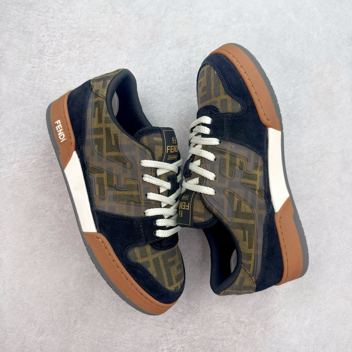 图片[3]-＃纯原 FENDI 芬迪 Match sneaters 魔术贴低帮运动鞋 独家定制 全身20几个细节点全部做到一致还原 吊打市面所有版本 独家原装套装配件官方同源 渠道原装订单 全套专柜包装物及配件#鞋底嵌入核心防伪芯片感应装置 FENDI芬迪match最新爆款情侣款运动鞋板鞋原版购入 高工艺无缝细空胶技术 贴楦误差0.05mm,鞋底采用固特异内外锁死工艺 最大限度弯折永不开胶 原鞋一致效果环保无味 鞋面采用麂皮和皮革拼接组合 logo内里采用毛巾绒里 上脚超级柔软 轻便 舒适搭配卫衣 尺码：35 36 37 38 39 40 41 42 43 44 45-选品中心
