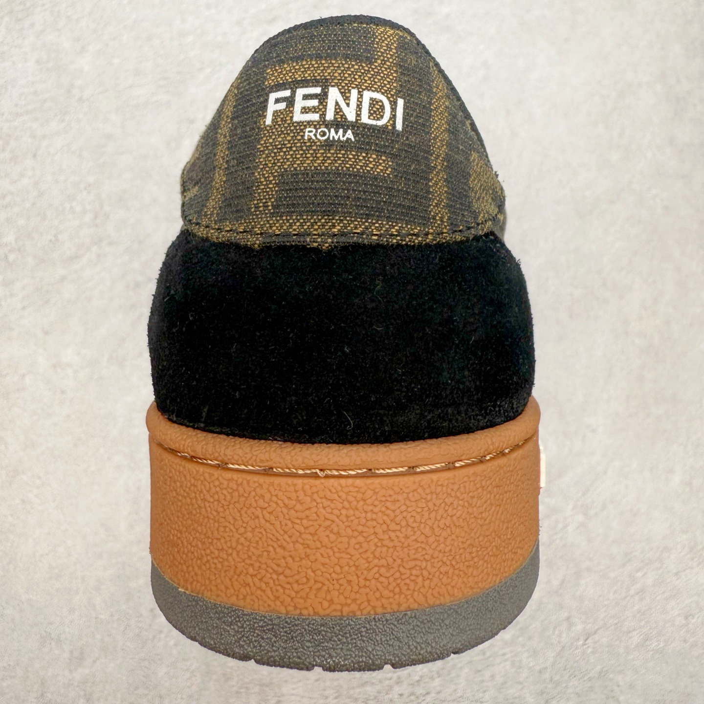 图片[8]-＃纯原 FENDI 芬迪 Match sneaters 魔术贴低帮运动鞋 独家定制 全身20几个细节点全部做到一致还原 吊打市面所有版本 独家原装套装配件官方同源 渠道原装订单 全套专柜包装物及配件#鞋底嵌入核心防伪芯片感应装置 FENDI芬迪match最新爆款情侣款运动鞋板鞋原版购入 高工艺无缝细空胶技术 贴楦误差0.05mm,鞋底采用固特异内外锁死工艺 最大限度弯折永不开胶 原鞋一致效果环保无味 鞋面采用麂皮和皮革拼接组合 logo内里采用毛巾绒里 上脚超级柔软 轻便 舒适搭配卫衣 尺码：35 36 37 38 39 40 41 42 43 44 45-选品中心