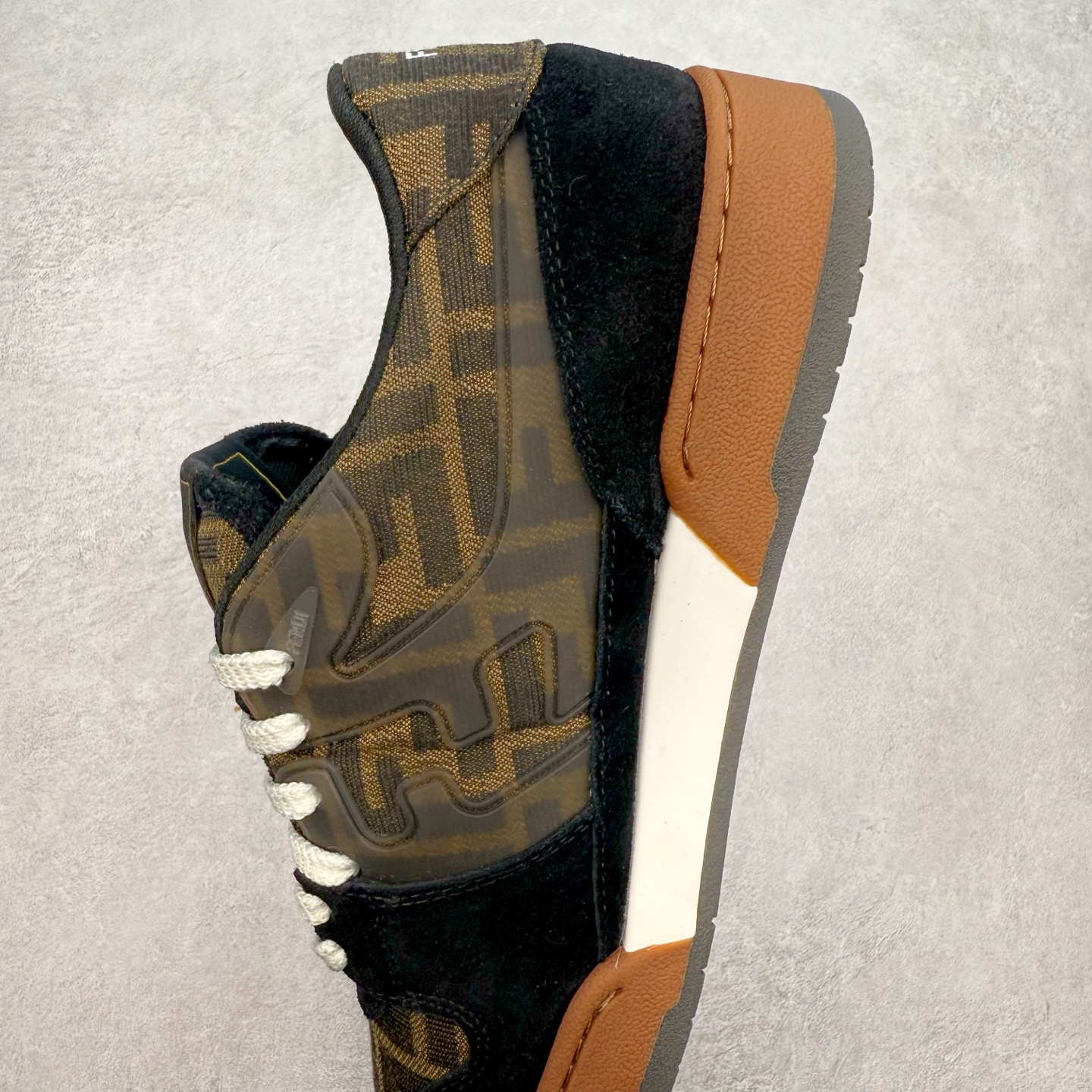 图片[7]-＃纯原 FENDI 芬迪 Match sneaters 魔术贴低帮运动鞋 独家定制 全身20几个细节点全部做到一致还原 吊打市面所有版本 独家原装套装配件官方同源 渠道原装订单 全套专柜包装物及配件#鞋底嵌入核心防伪芯片感应装置 FENDI芬迪match最新爆款情侣款运动鞋板鞋原版购入 高工艺无缝细空胶技术 贴楦误差0.05mm,鞋底采用固特异内外锁死工艺 最大限度弯折永不开胶 原鞋一致效果环保无味 鞋面采用麂皮和皮革拼接组合 logo内里采用毛巾绒里 上脚超级柔软 轻便 舒适搭配卫衣 尺码：35 36 37 38 39 40 41 42 43 44 45-选品中心