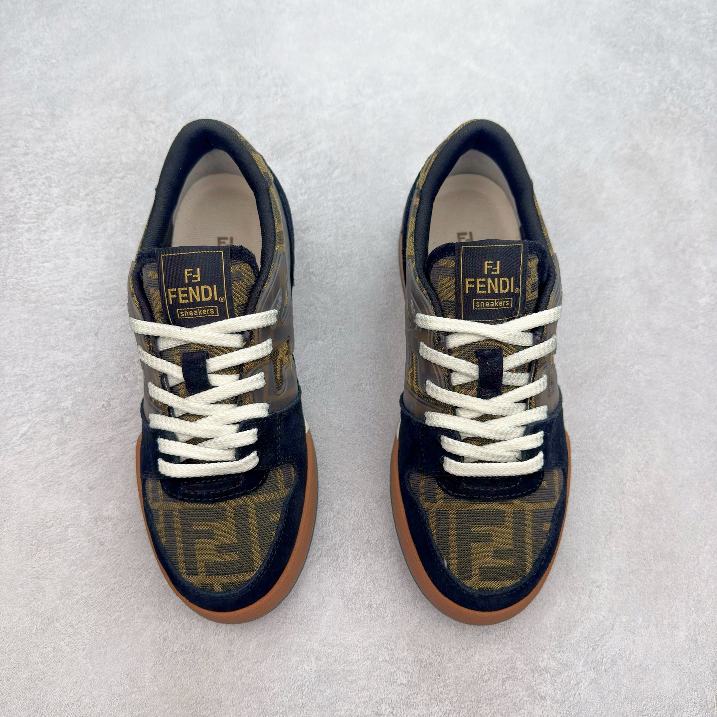 图片[2]-＃纯原 FENDI 芬迪 Match sneaters 魔术贴低帮运动鞋 独家定制 全身20几个细节点全部做到一致还原 吊打市面所有版本 独家原装套装配件官方同源 渠道原装订单 全套专柜包装物及配件#鞋底嵌入核心防伪芯片感应装置 FENDI芬迪match最新爆款情侣款运动鞋板鞋原版购入 高工艺无缝细空胶技术 贴楦误差0.05mm,鞋底采用固特异内外锁死工艺 最大限度弯折永不开胶 原鞋一致效果环保无味 鞋面采用麂皮和皮革拼接组合 logo内里采用毛巾绒里 上脚超级柔软 轻便 舒适搭配卫衣 尺码：35 36 37 38 39 40 41 42 43 44 45-选品中心