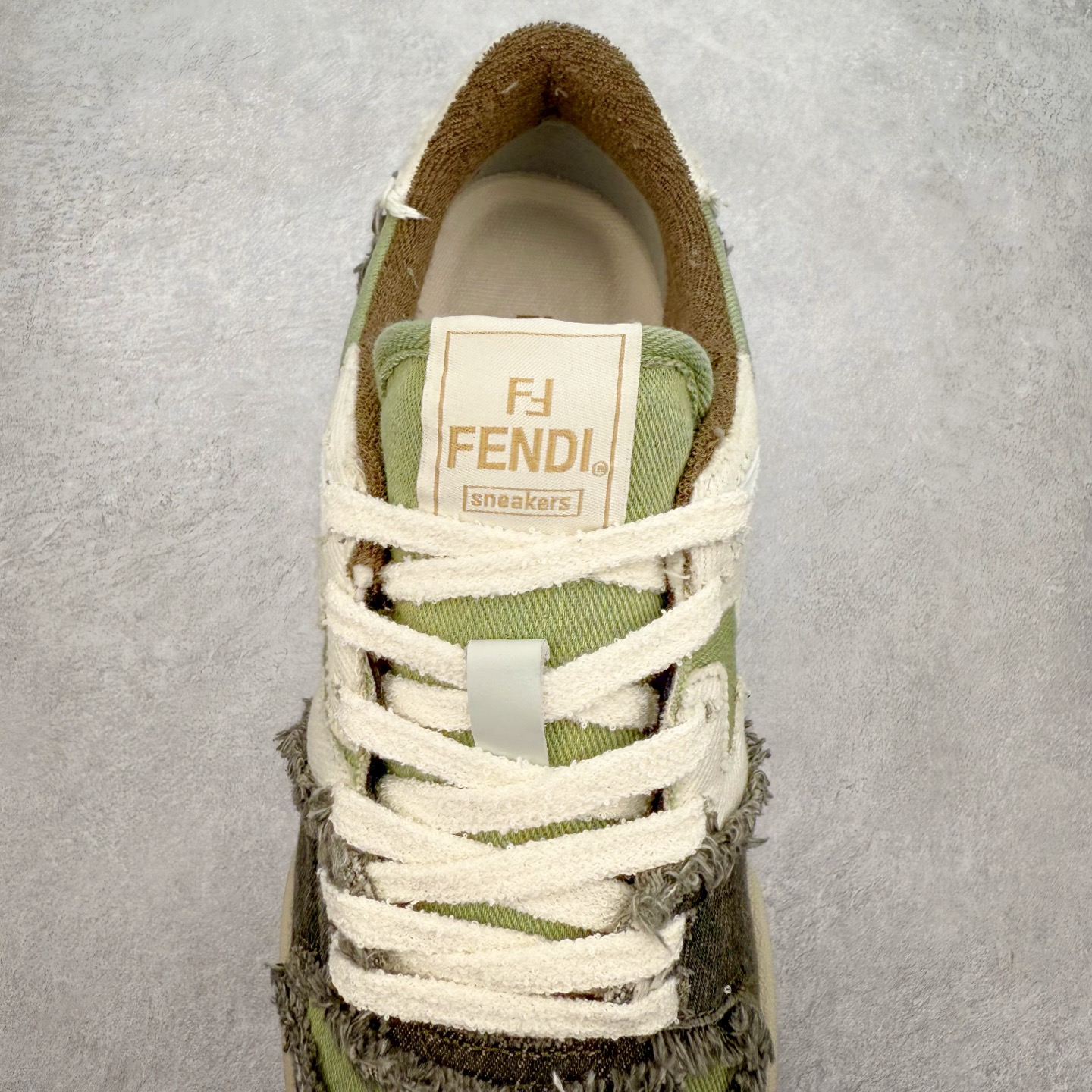 图片[5]-＃纯原 FENDI 芬迪 Match sneaters 魔术贴低帮运动鞋 独家定制 全身20几个细节点全部做到一致还原 吊打市面所有版本 独家原装套装配件官方同源 渠道原装订单 全套专柜包装物及配件#鞋底嵌入核心防伪芯片感应装置 FENDI芬迪match最新爆款情侣款运动鞋板鞋原版购入 高工艺无缝细空胶技术 贴楦误差0.05mm,鞋底采用固特异内外锁死工艺 最大限度弯折永不开胶 原鞋一致效果环保无味 鞋面采用麂皮和皮革拼接组合 logo内里采用毛巾绒里 上脚超级柔软 轻便 舒适搭配卫衣 尺码：35 36 37 38 39 40 41 42 43 44 45-选品中心