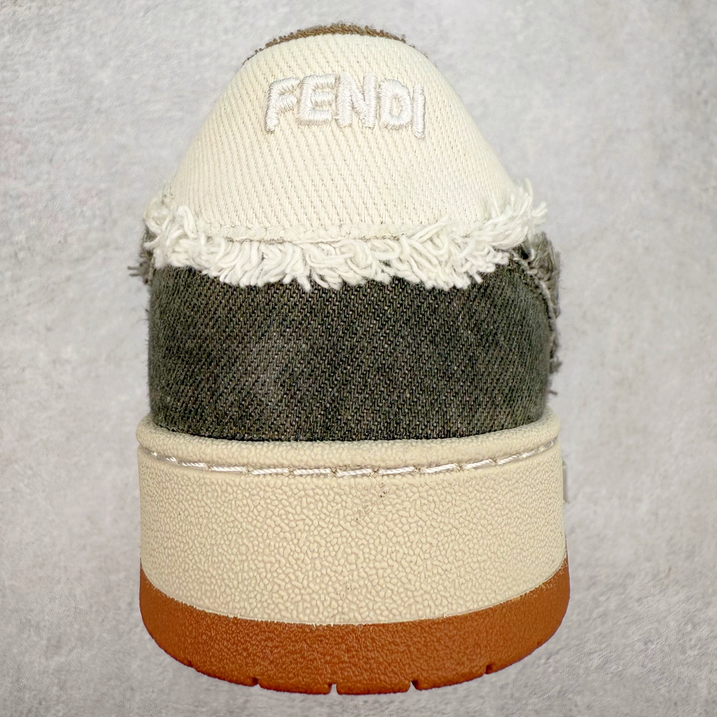 图片[8]-＃纯原 FENDI 芬迪 Match sneaters 魔术贴低帮运动鞋 独家定制 全身20几个细节点全部做到一致还原 吊打市面所有版本 独家原装套装配件官方同源 渠道原装订单 全套专柜包装物及配件#鞋底嵌入核心防伪芯片感应装置 FENDI芬迪match最新爆款情侣款运动鞋板鞋原版购入 高工艺无缝细空胶技术 贴楦误差0.05mm,鞋底采用固特异内外锁死工艺 最大限度弯折永不开胶 原鞋一致效果环保无味 鞋面采用麂皮和皮革拼接组合 logo内里采用毛巾绒里 上脚超级柔软 轻便 舒适搭配卫衣 尺码：35 36 37 38 39 40 41 42 43 44 45-选品中心