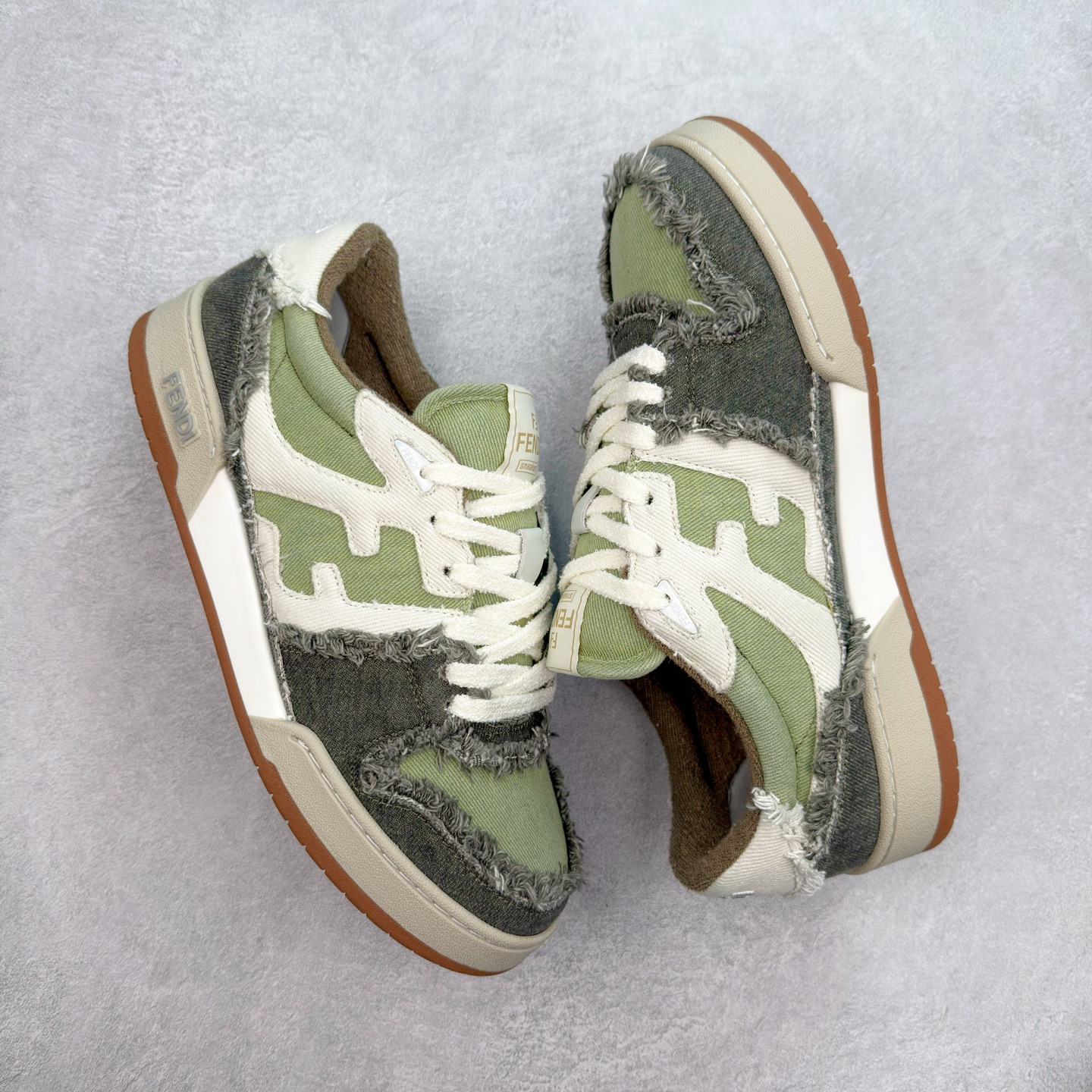 图片[3]-＃纯原 FENDI 芬迪 Match sneaters 魔术贴低帮运动鞋 独家定制 全身20几个细节点全部做到一致还原 吊打市面所有版本 独家原装套装配件官方同源 渠道原装订单 全套专柜包装物及配件#鞋底嵌入核心防伪芯片感应装置 FENDI芬迪match最新爆款情侣款运动鞋板鞋原版购入 高工艺无缝细空胶技术 贴楦误差0.05mm,鞋底采用固特异内外锁死工艺 最大限度弯折永不开胶 原鞋一致效果环保无味 鞋面采用麂皮和皮革拼接组合 logo内里采用毛巾绒里 上脚超级柔软 轻便 舒适搭配卫衣 尺码：35 36 37 38 39 40 41 42 43 44 45-选品中心