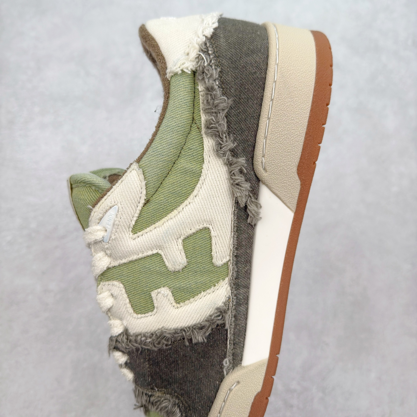 图片[7]-＃纯原 FENDI 芬迪 Match sneaters 魔术贴低帮运动鞋 独家定制 全身20几个细节点全部做到一致还原 吊打市面所有版本 独家原装套装配件官方同源 渠道原装订单 全套专柜包装物及配件#鞋底嵌入核心防伪芯片感应装置 FENDI芬迪match最新爆款情侣款运动鞋板鞋原版购入 高工艺无缝细空胶技术 贴楦误差0.05mm,鞋底采用固特异内外锁死工艺 最大限度弯折永不开胶 原鞋一致效果环保无味 鞋面采用麂皮和皮革拼接组合 logo内里采用毛巾绒里 上脚超级柔软 轻便 舒适搭配卫衣 尺码：35 36 37 38 39 40 41 42 43 44 45-选品中心