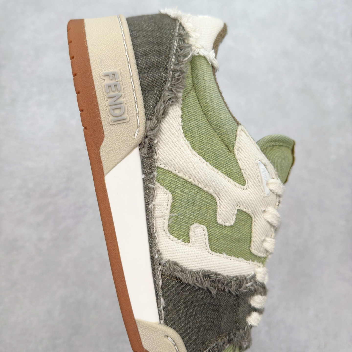 图片[6]-＃纯原 FENDI 芬迪 Match sneaters 魔术贴低帮运动鞋 独家定制 全身20几个细节点全部做到一致还原 吊打市面所有版本 独家原装套装配件官方同源 渠道原装订单 全套专柜包装物及配件#鞋底嵌入核心防伪芯片感应装置 FENDI芬迪match最新爆款情侣款运动鞋板鞋原版购入 高工艺无缝细空胶技术 贴楦误差0.05mm,鞋底采用固特异内外锁死工艺 最大限度弯折永不开胶 原鞋一致效果环保无味 鞋面采用麂皮和皮革拼接组合 logo内里采用毛巾绒里 上脚超级柔软 轻便 舒适搭配卫衣 尺码：35 36 37 38 39 40 41 42 43 44 45-选品中心