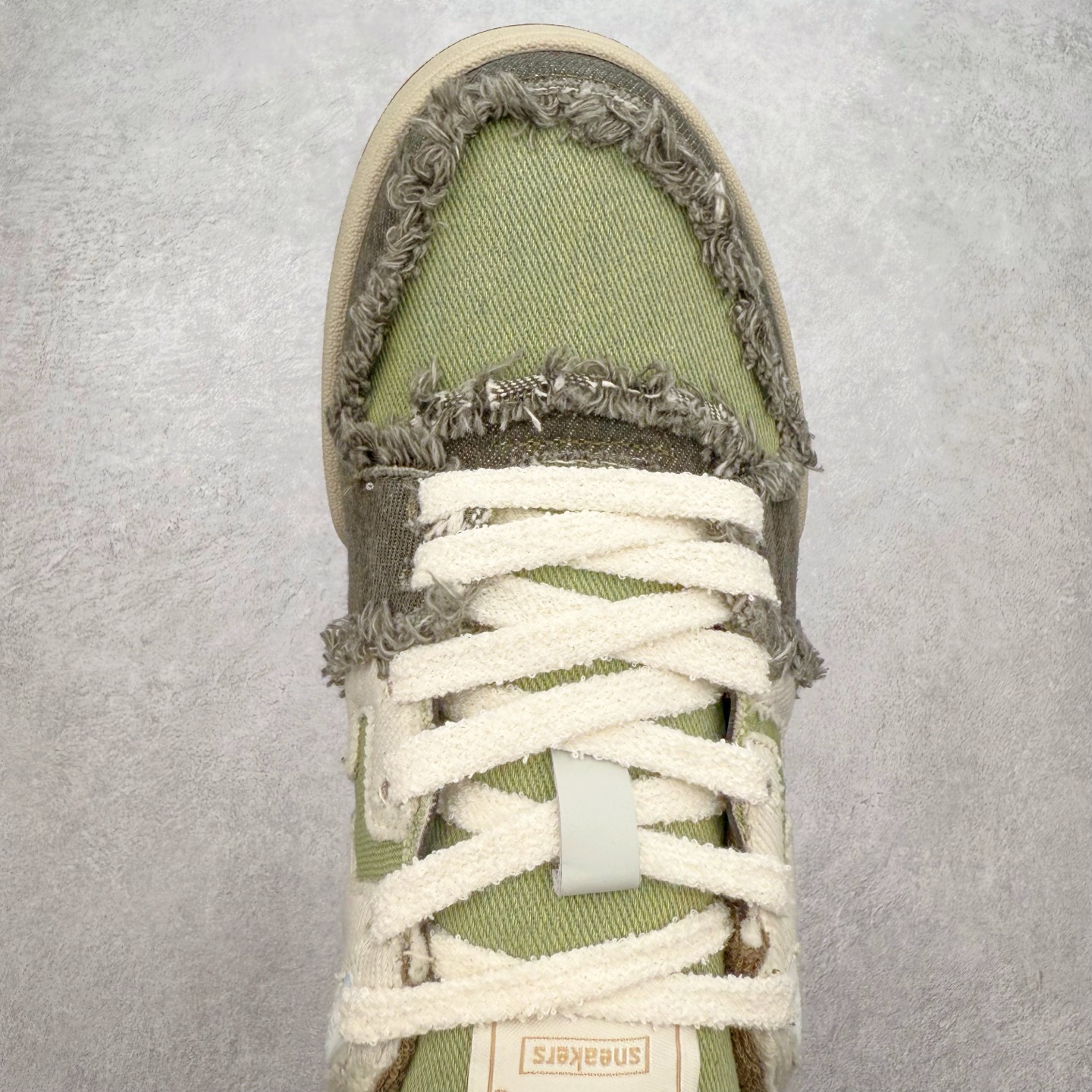 图片[4]-＃纯原 FENDI 芬迪 Match sneaters 魔术贴低帮运动鞋 独家定制 全身20几个细节点全部做到一致还原 吊打市面所有版本 独家原装套装配件官方同源 渠道原装订单 全套专柜包装物及配件#鞋底嵌入核心防伪芯片感应装置 FENDI芬迪match最新爆款情侣款运动鞋板鞋原版购入 高工艺无缝细空胶技术 贴楦误差0.05mm,鞋底采用固特异内外锁死工艺 最大限度弯折永不开胶 原鞋一致效果环保无味 鞋面采用麂皮和皮革拼接组合 logo内里采用毛巾绒里 上脚超级柔软 轻便 舒适搭配卫衣 尺码：35 36 37 38 39 40 41 42 43 44 45-选品中心